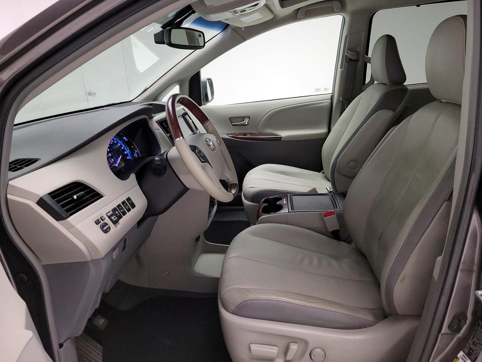 Thumbnail: 2014 Toyota Sienna - 11