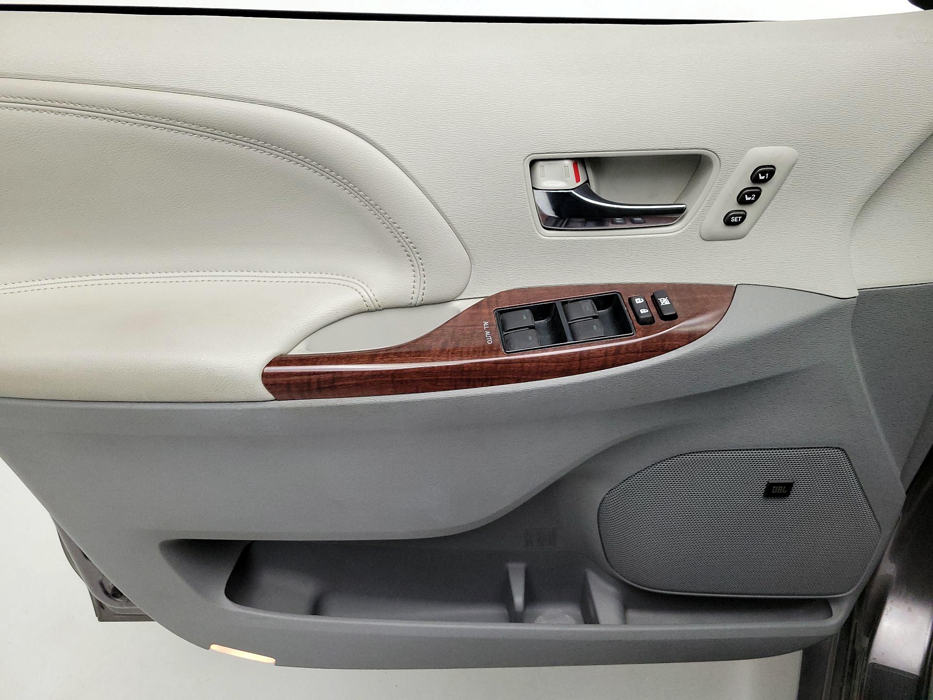 Thumbnail: 2014 Toyota Sienna - 12