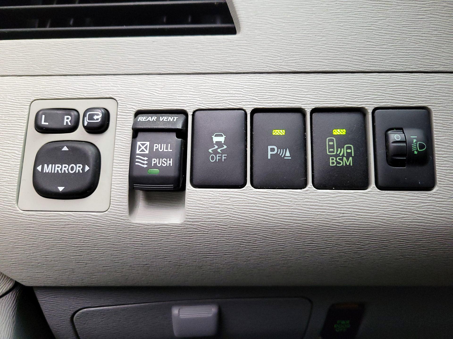 Thumbnail: 2014 Toyota Sienna - 13