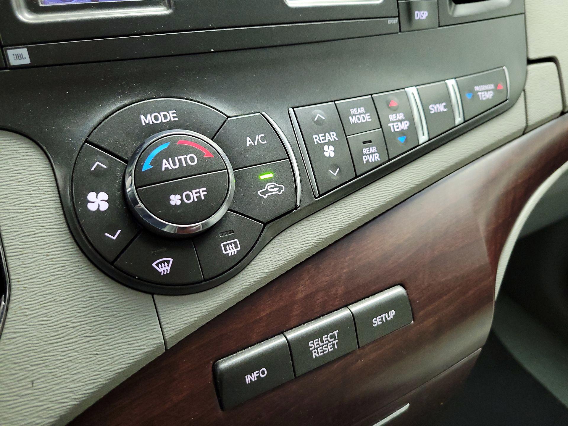 Thumbnail: 2014 Toyota Sienna - 17