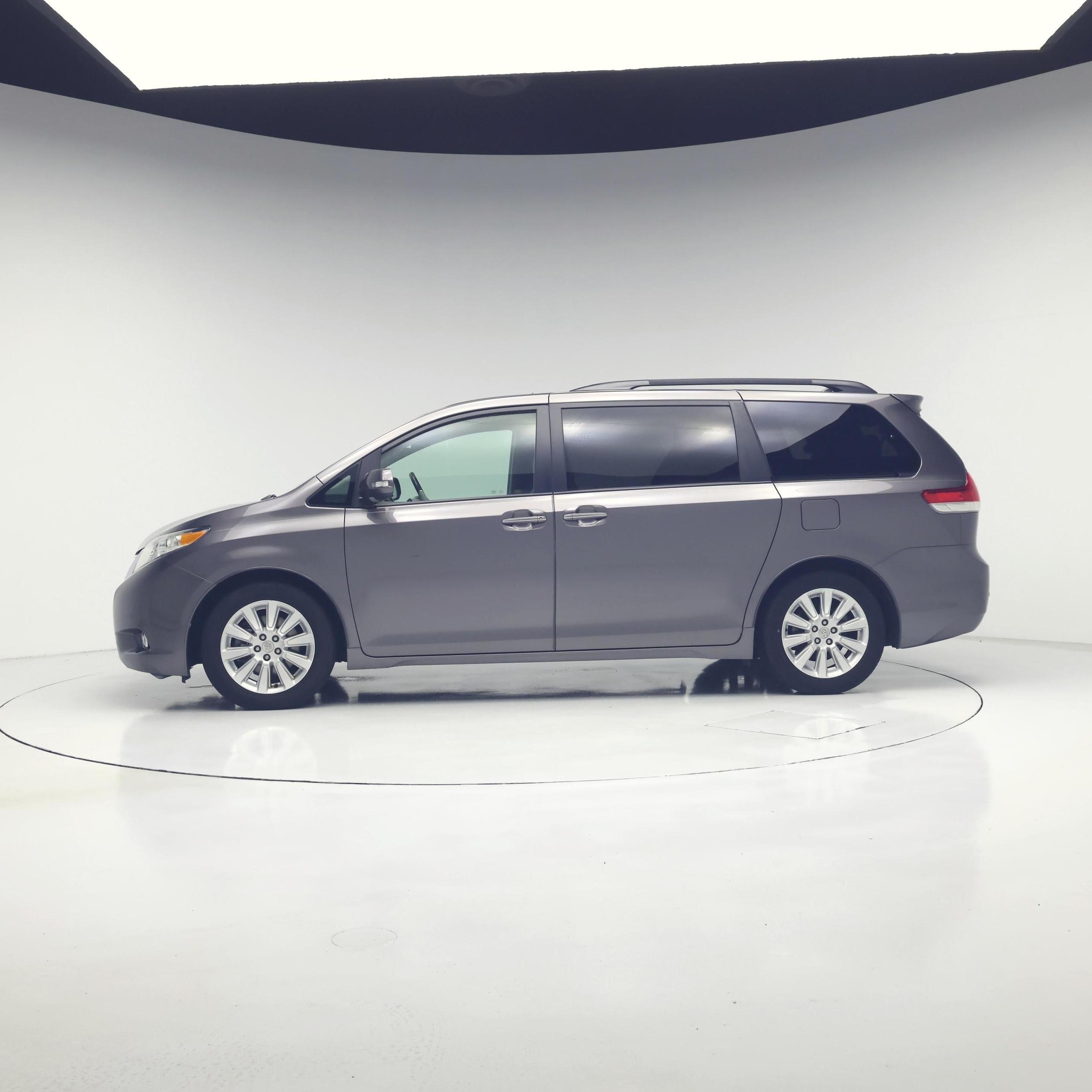 Thumbnail: 2014 Toyota Sienna - 3