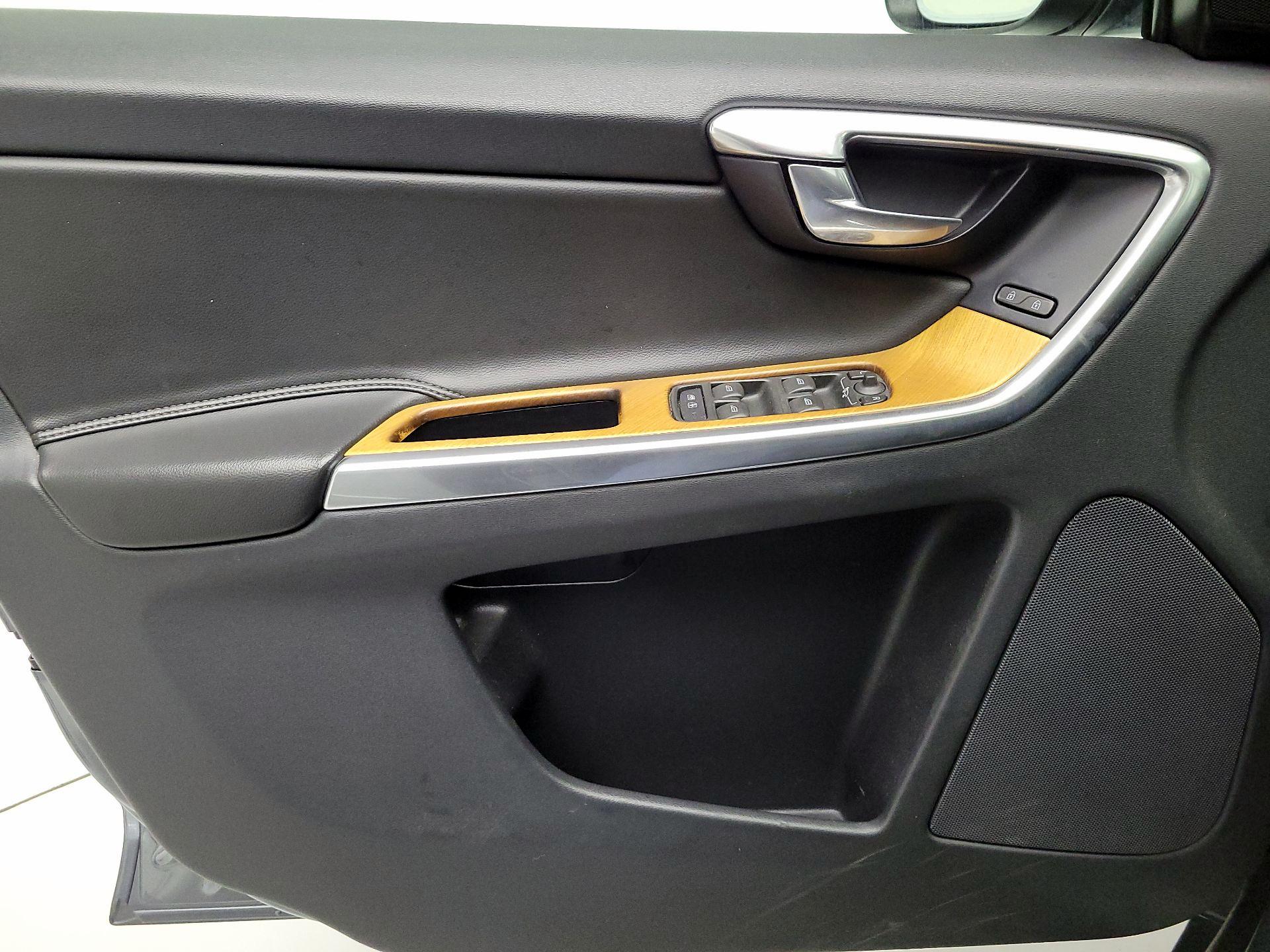 Thumbnail: 2017 Volvo XC60 - 12