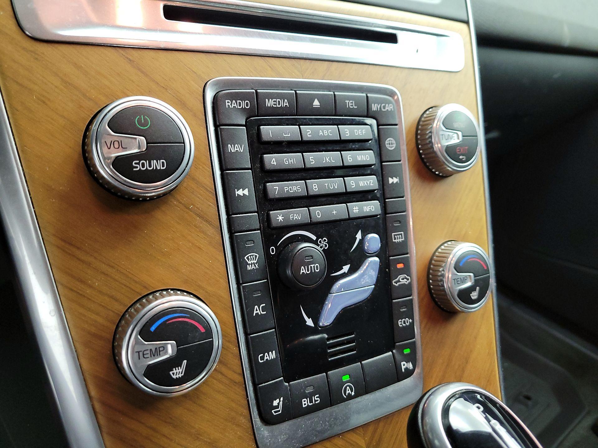 Thumbnail: 2017 Volvo XC60 - 14