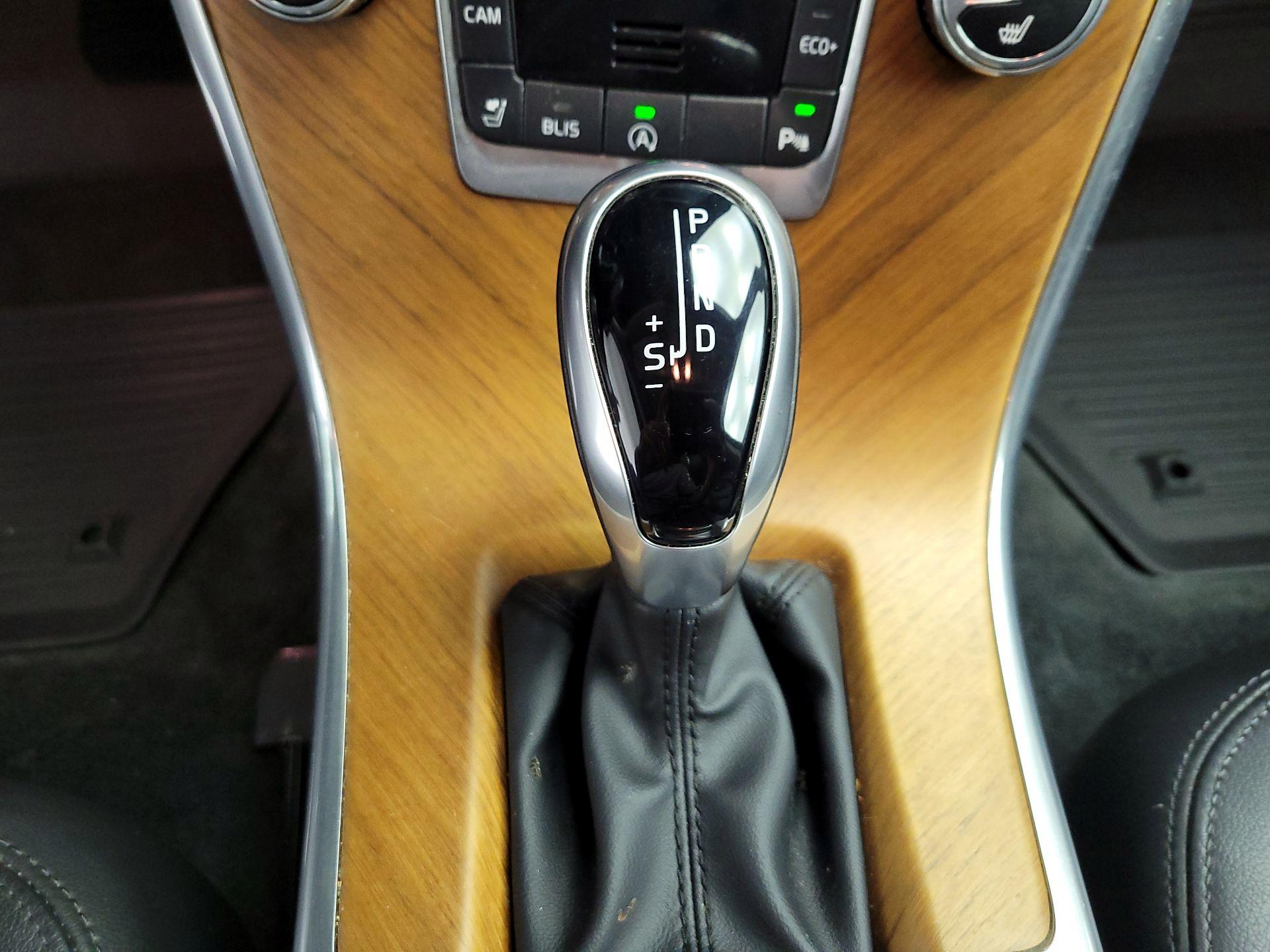 Thumbnail: 2017 Volvo XC60 - 15
