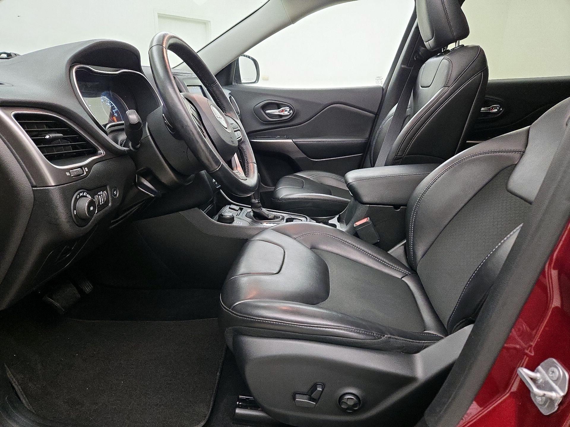 Thumbnail: 2019 Jeep Cherokee - 11