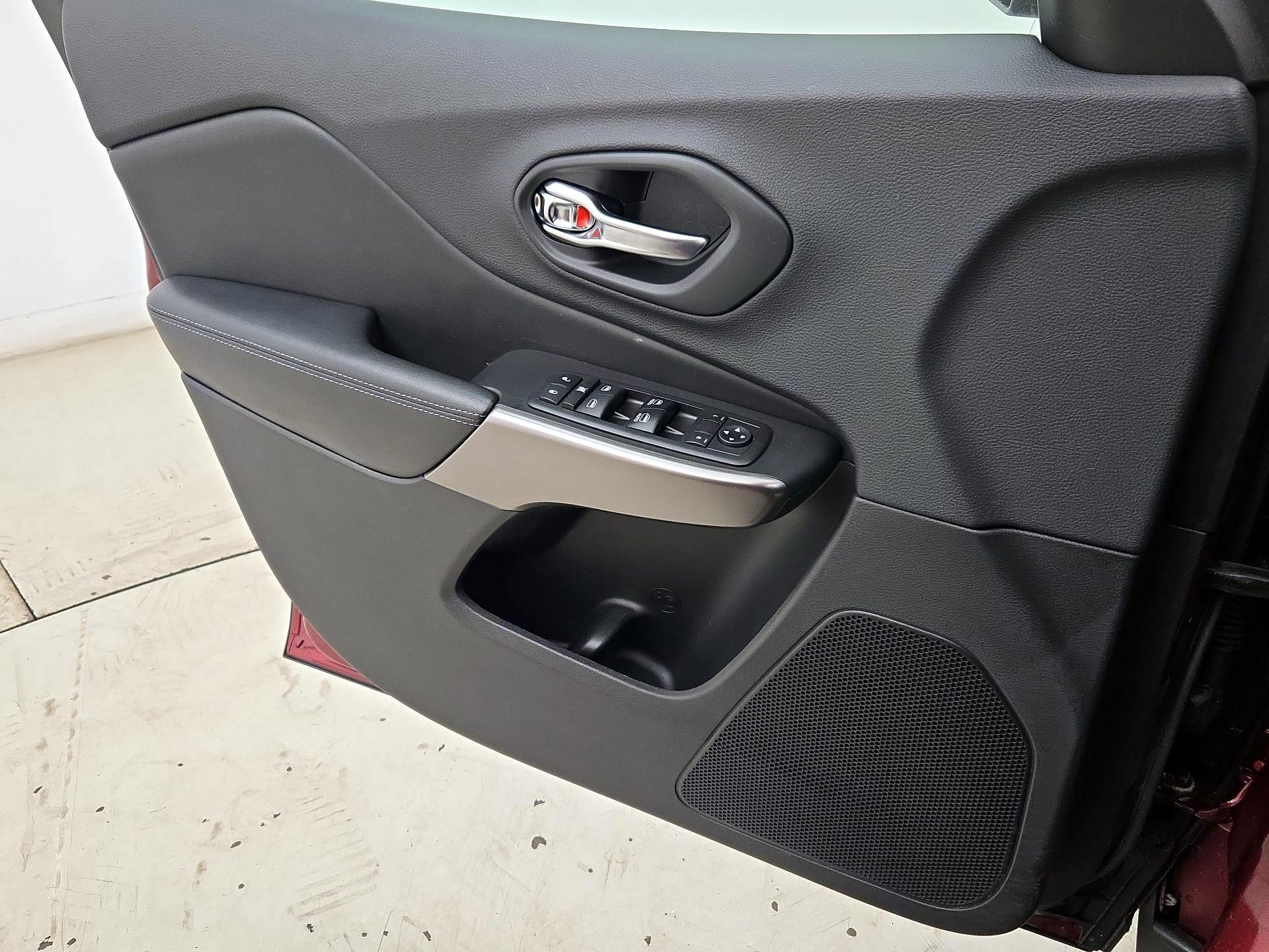 Thumbnail: 2019 Jeep Cherokee - 12