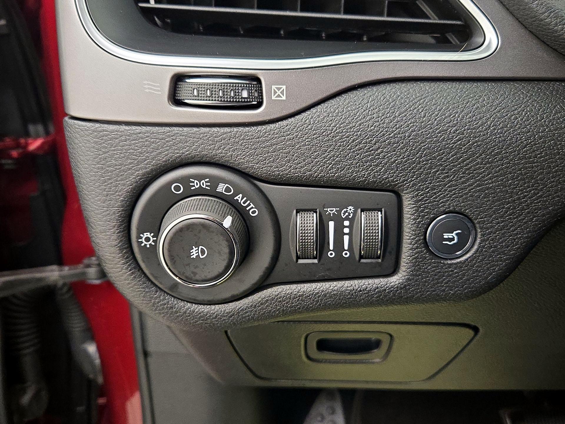 Thumbnail: 2019 Jeep Cherokee - 13