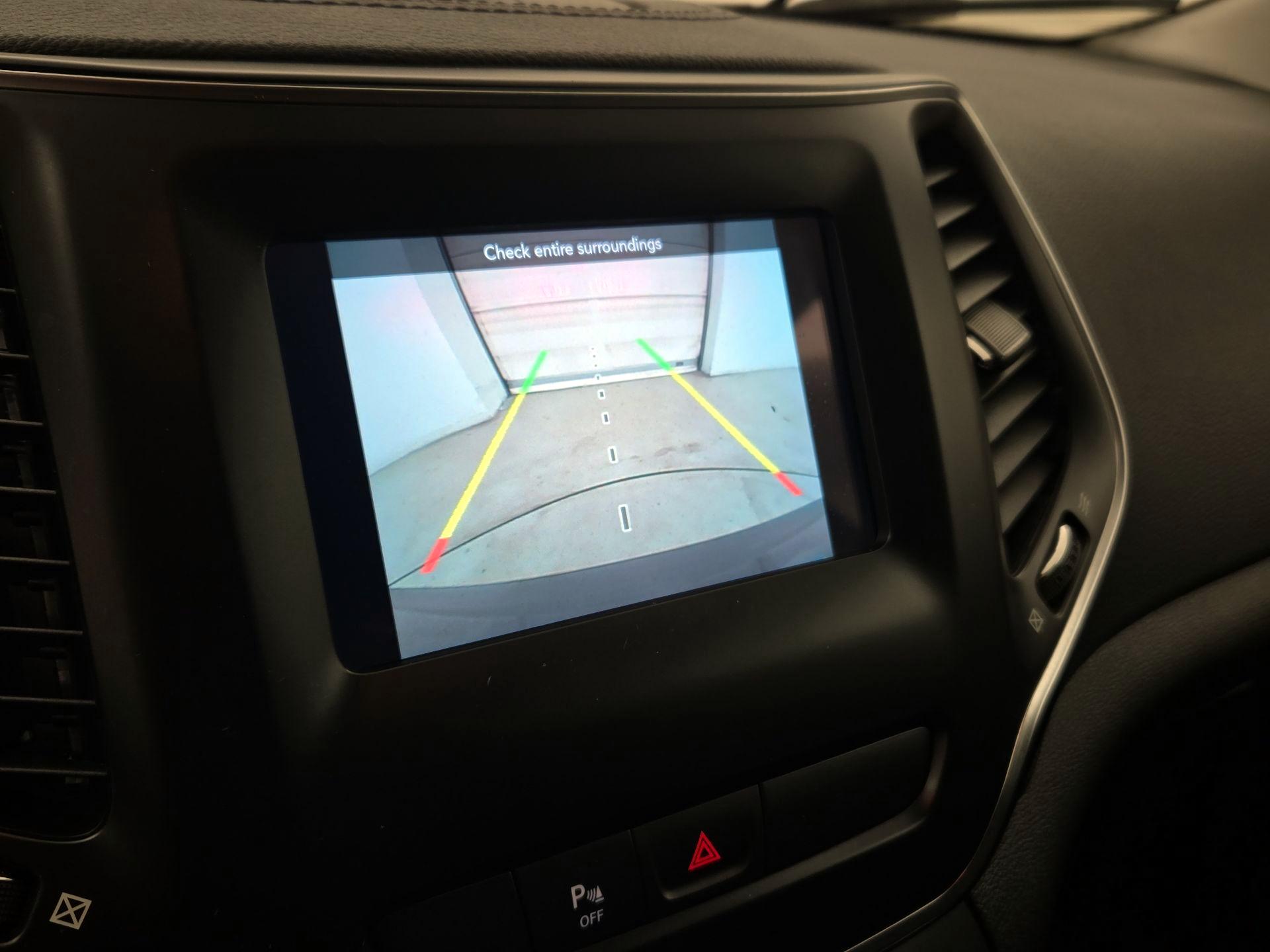 Thumbnail: 2019 Jeep Cherokee - 14