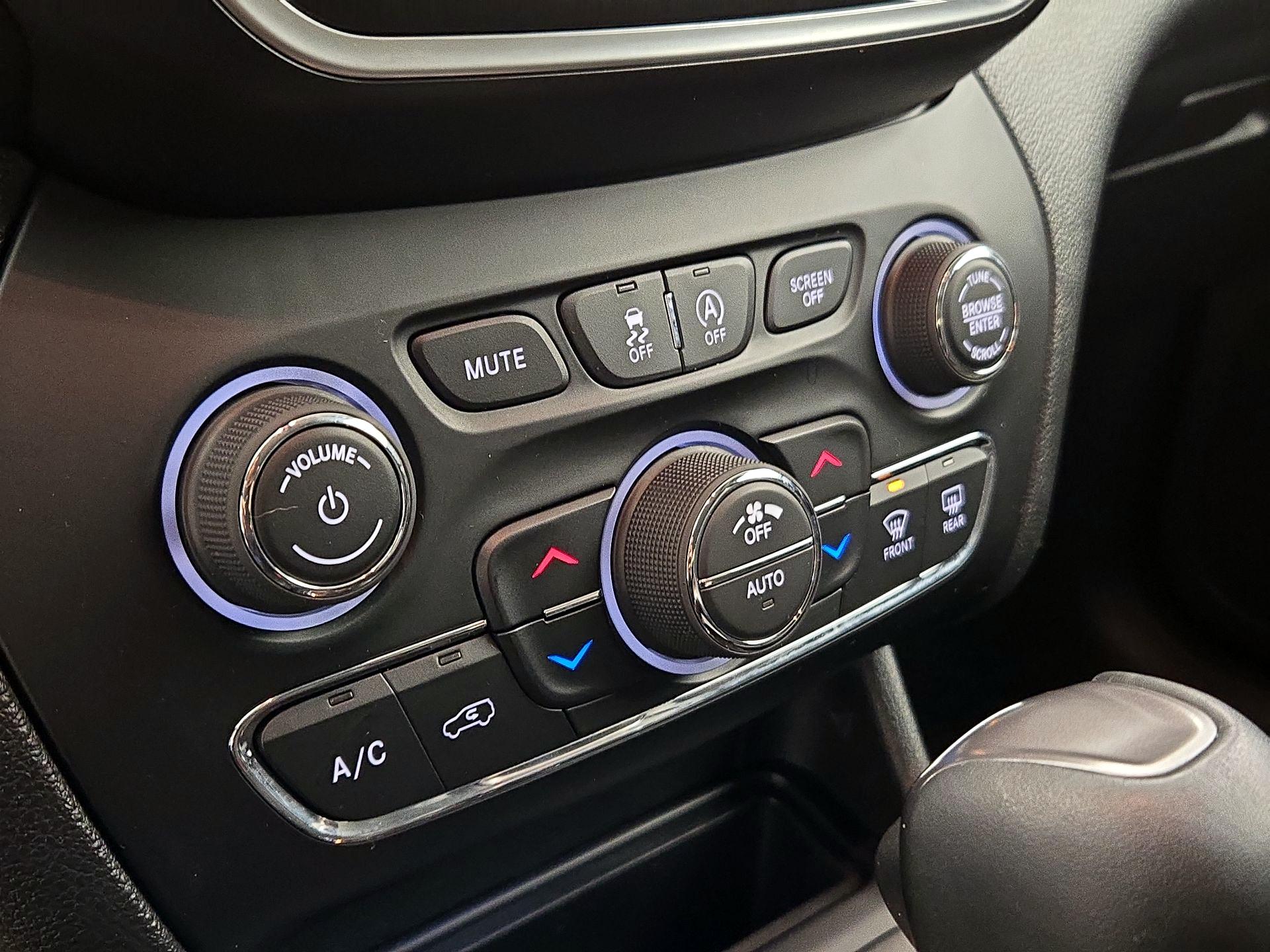 Thumbnail: 2019 Jeep Cherokee - 16