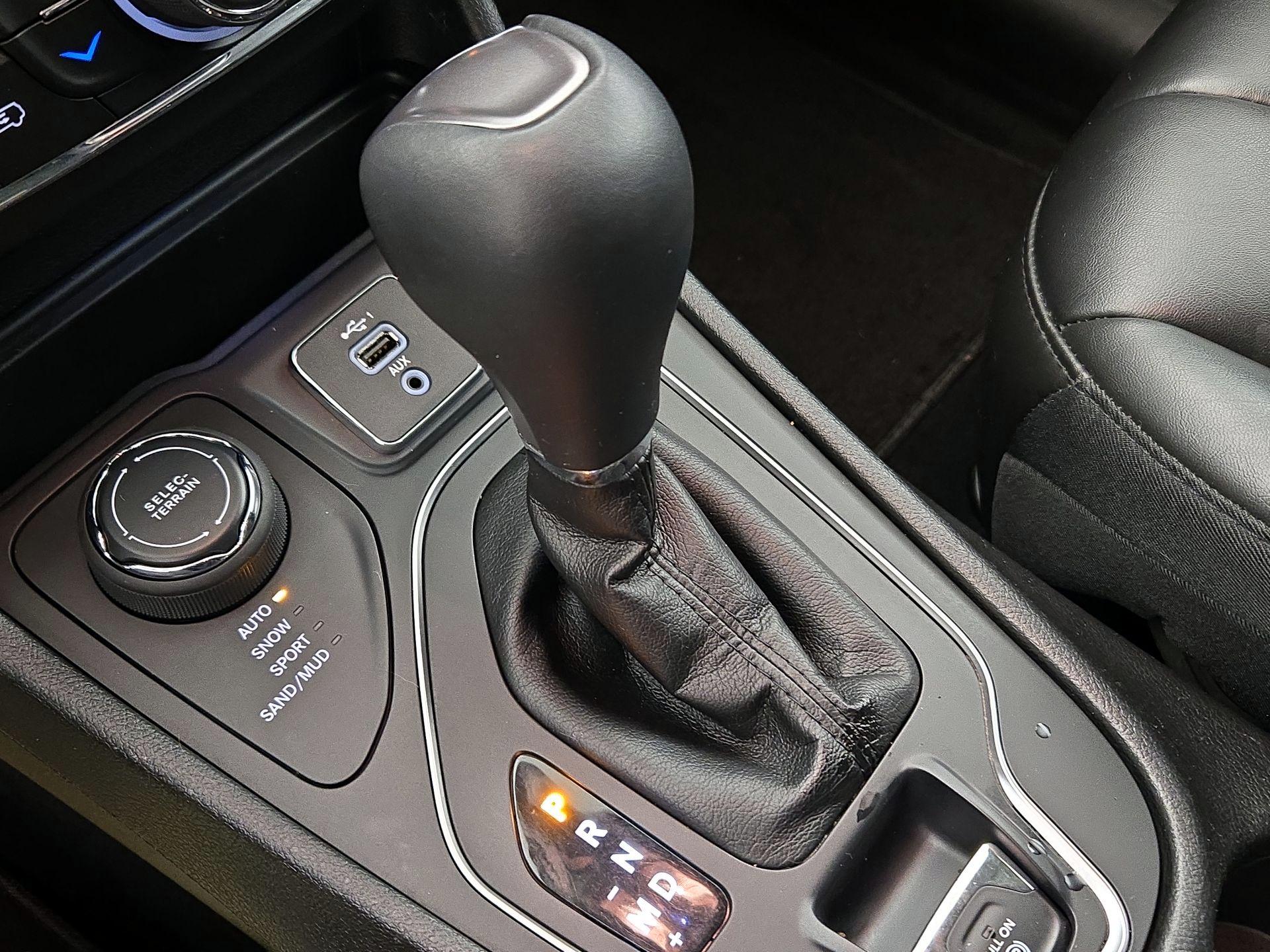 Thumbnail: 2019 Jeep Cherokee - 17