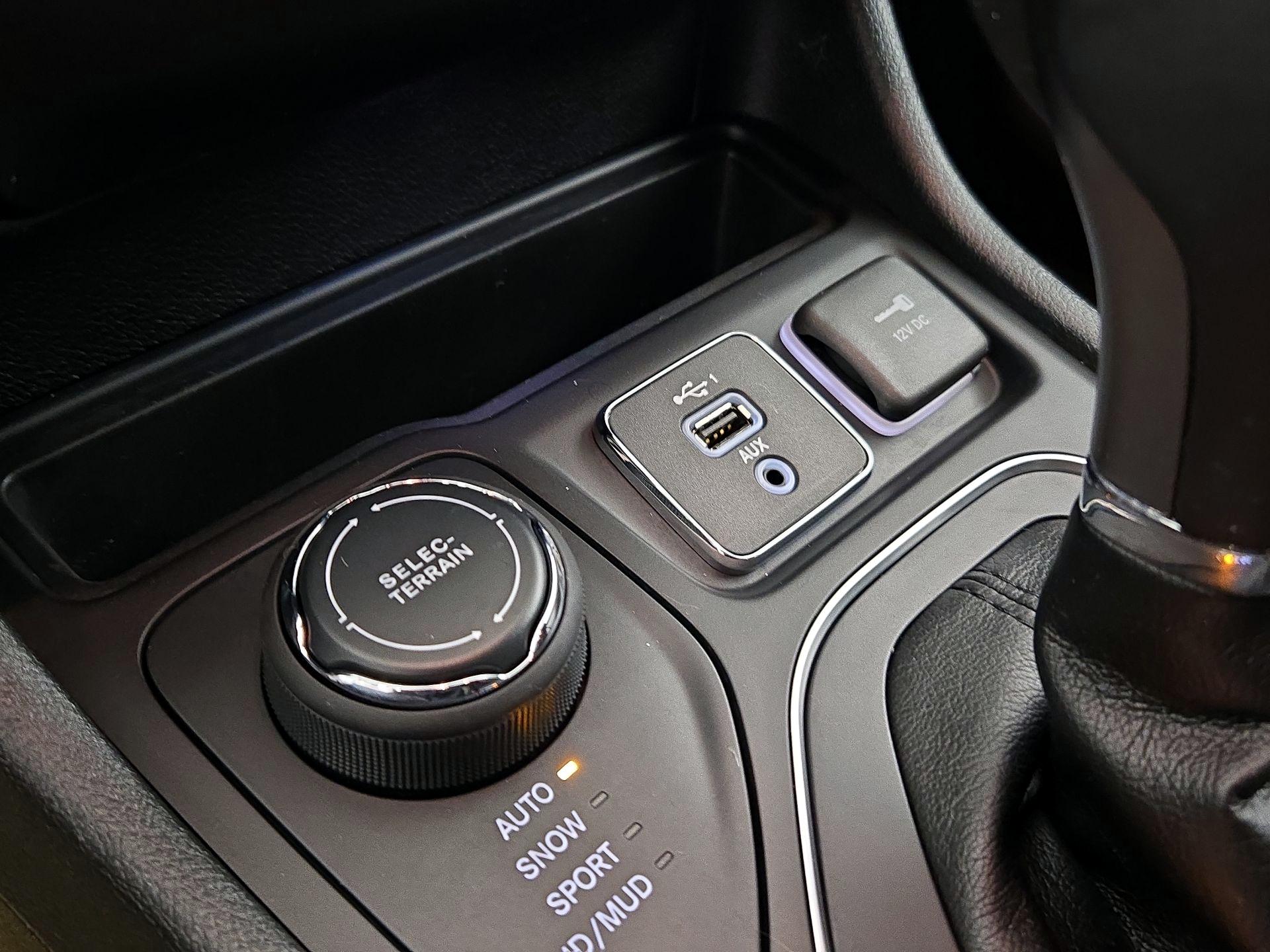 Thumbnail: 2019 Jeep Cherokee - 18