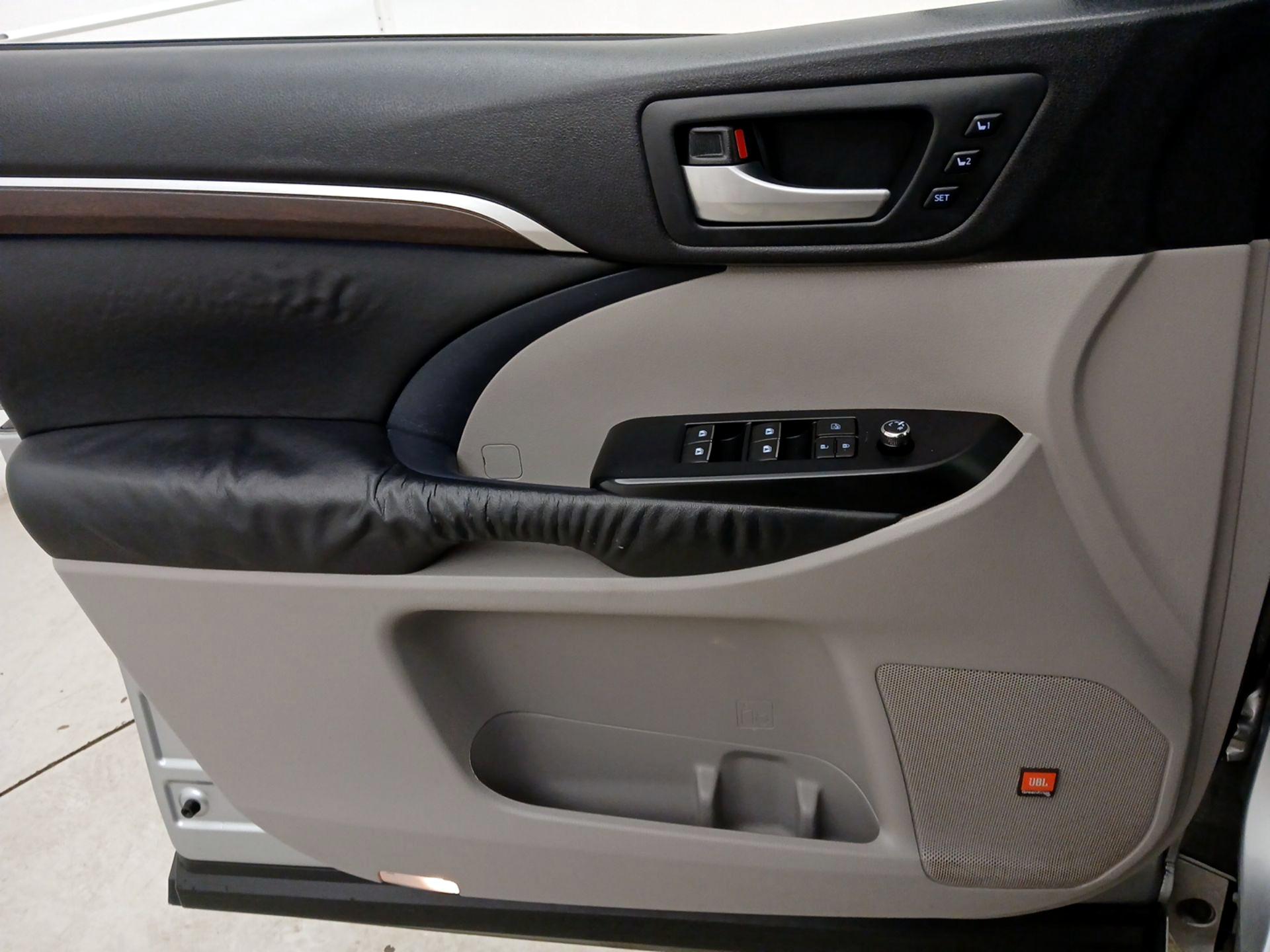 Thumbnail: 2014 Toyota Highlander - 12