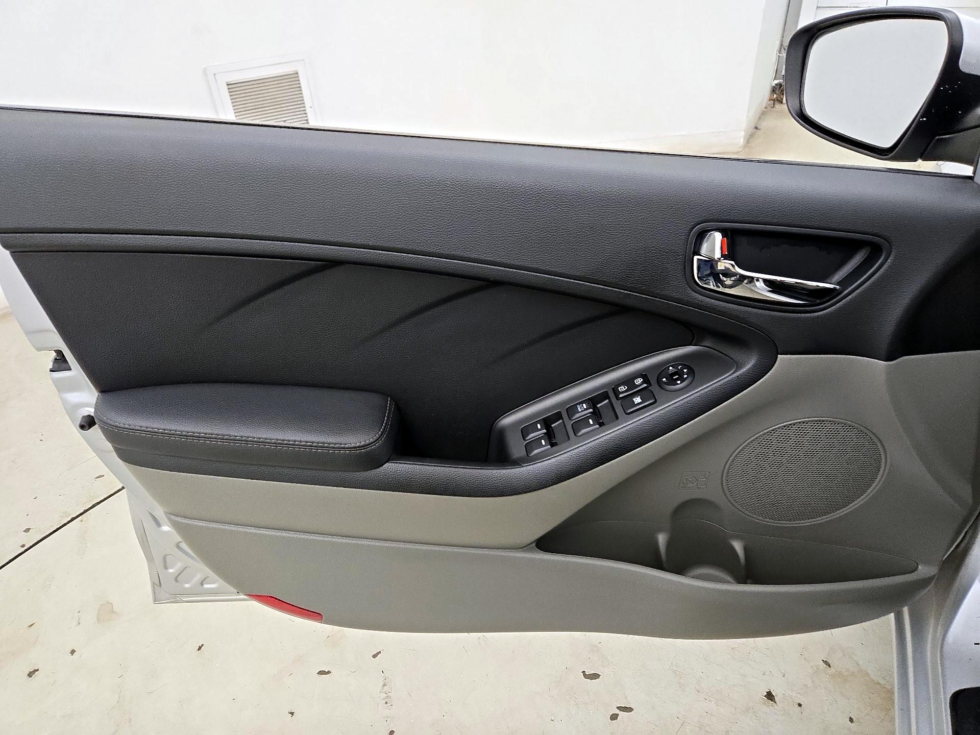 Thumbnail: 2016 Kia Forte - 12