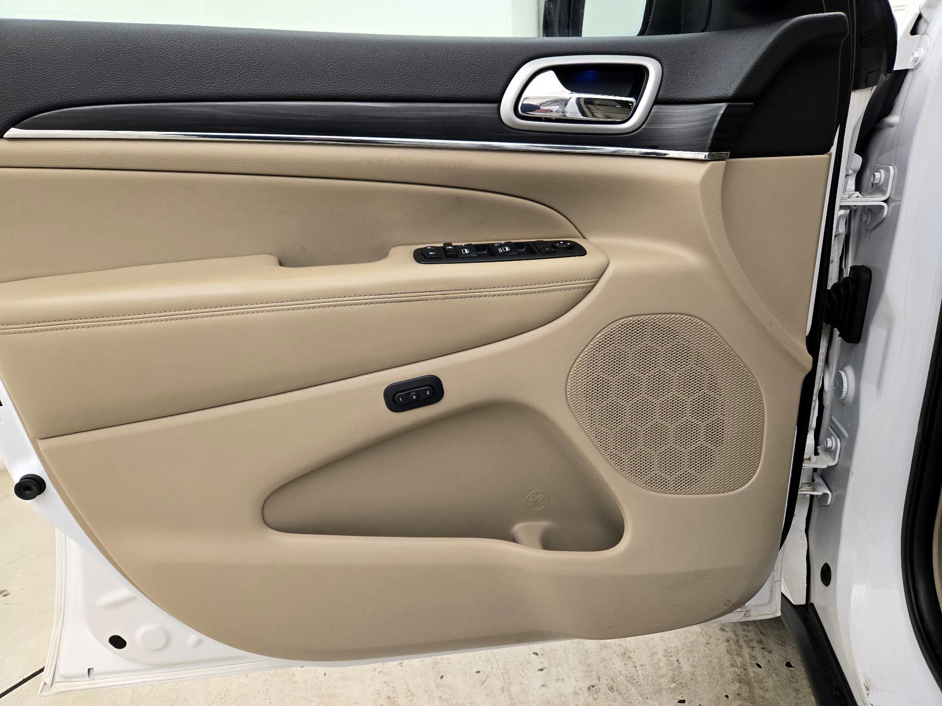 Thumbnail: 2020 Jeep Grand Cherokee - 12