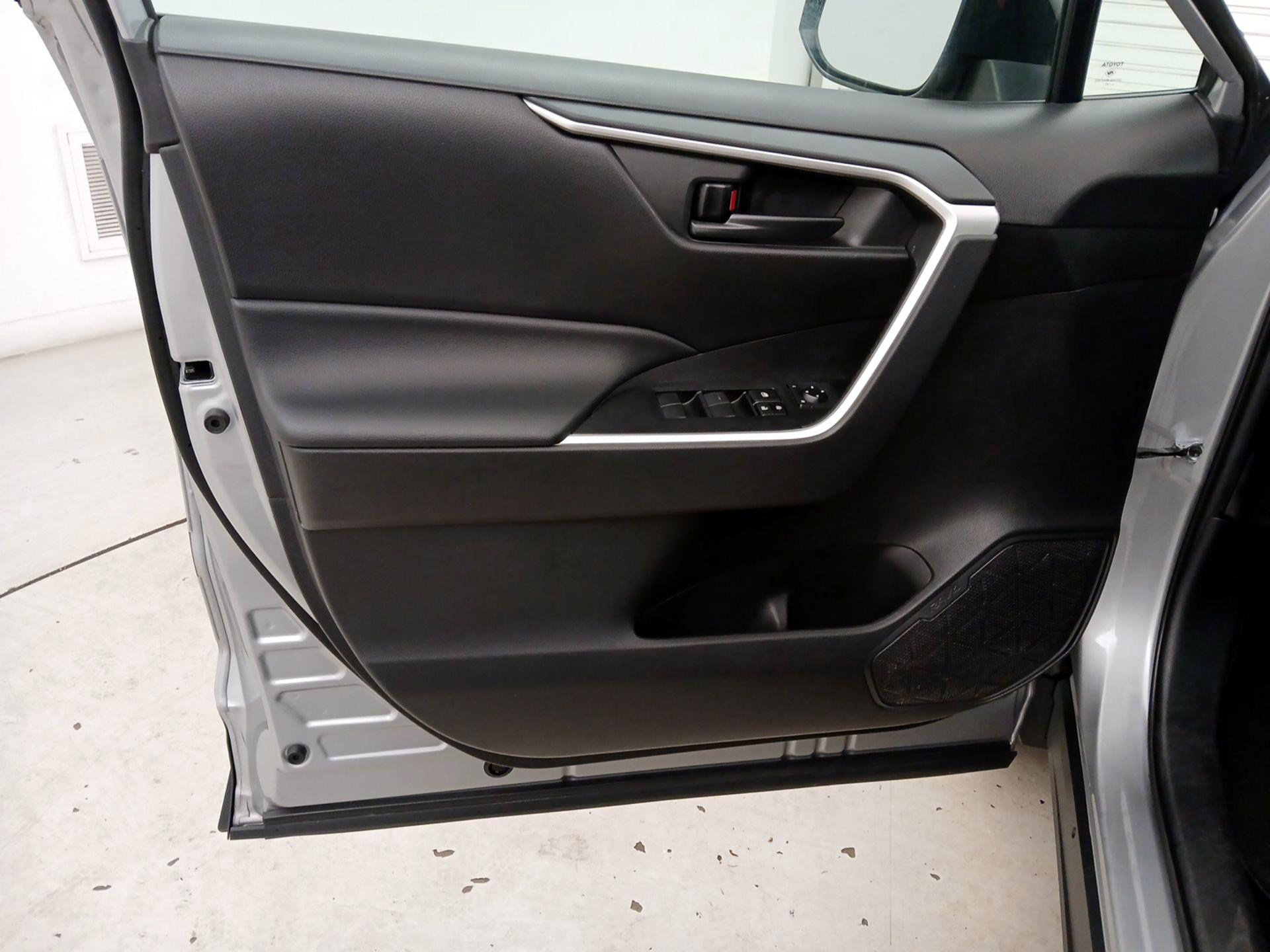 Thumbnail: 2021 Toyota RAV4 - 12