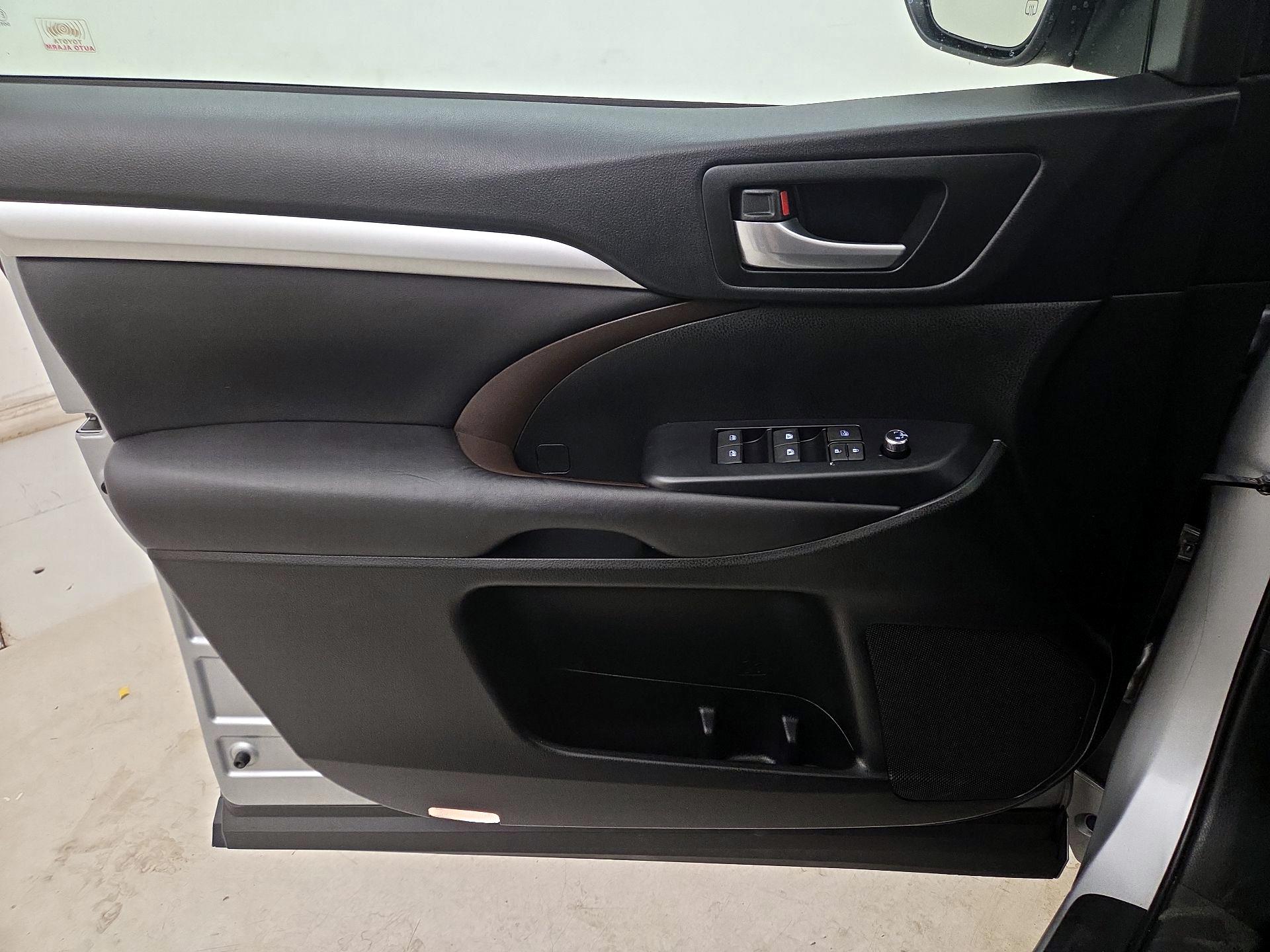 Thumbnail: 2016 Toyota Highlander - 12