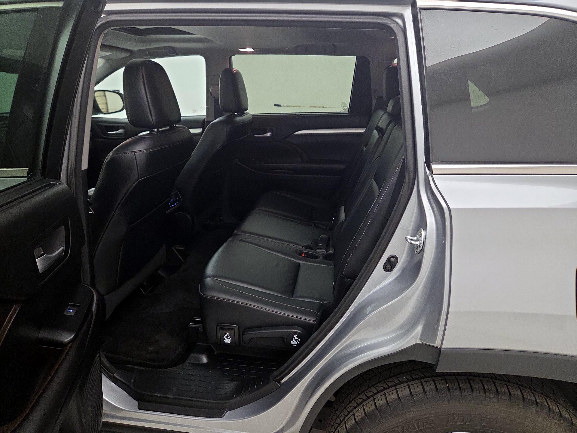 Thumbnail: 2016 Toyota Highlander - 20