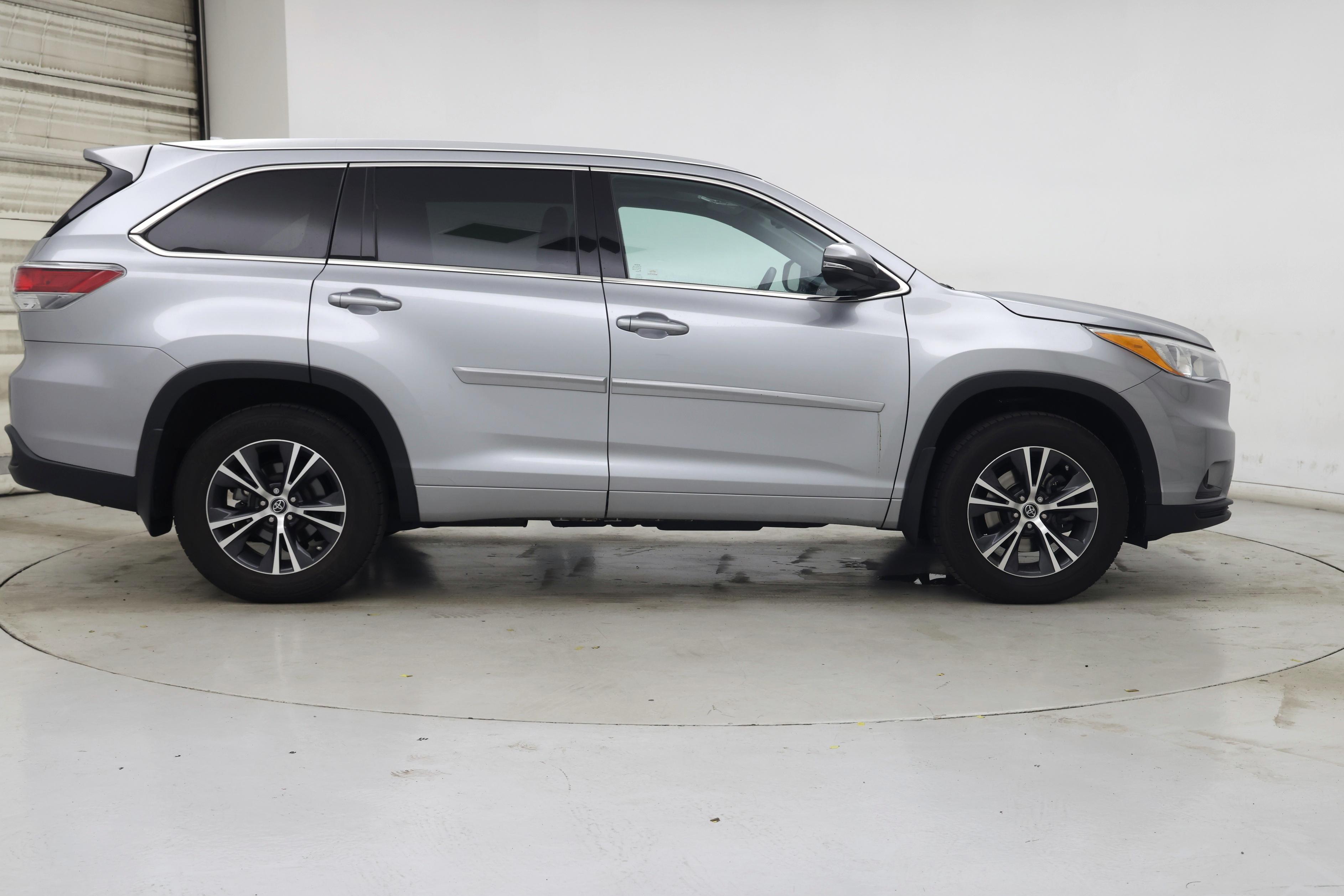 Thumbnail: 2016 Toyota Highlander - 7