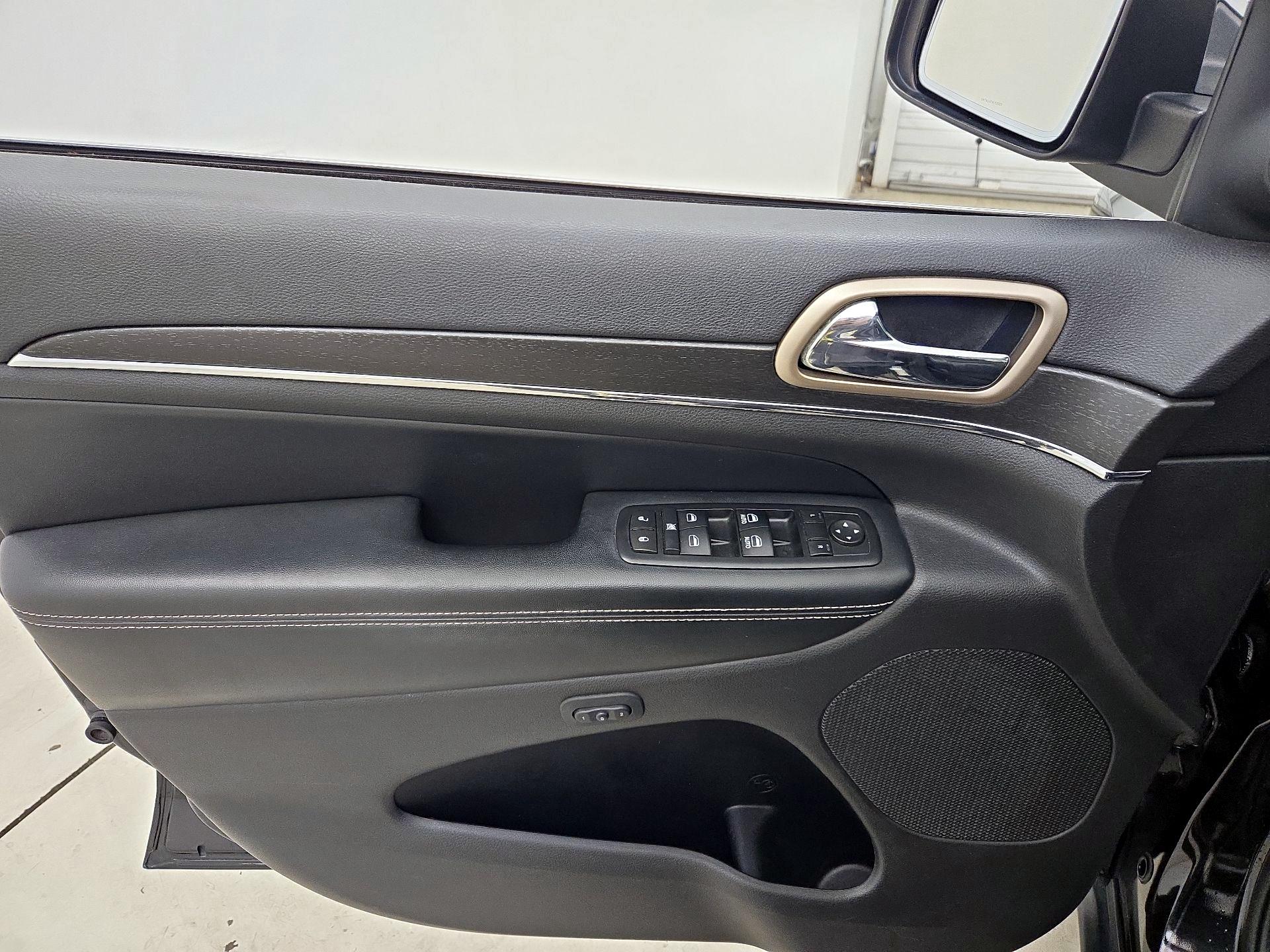 Thumbnail: 2015 Jeep Grand Cherokee - 12