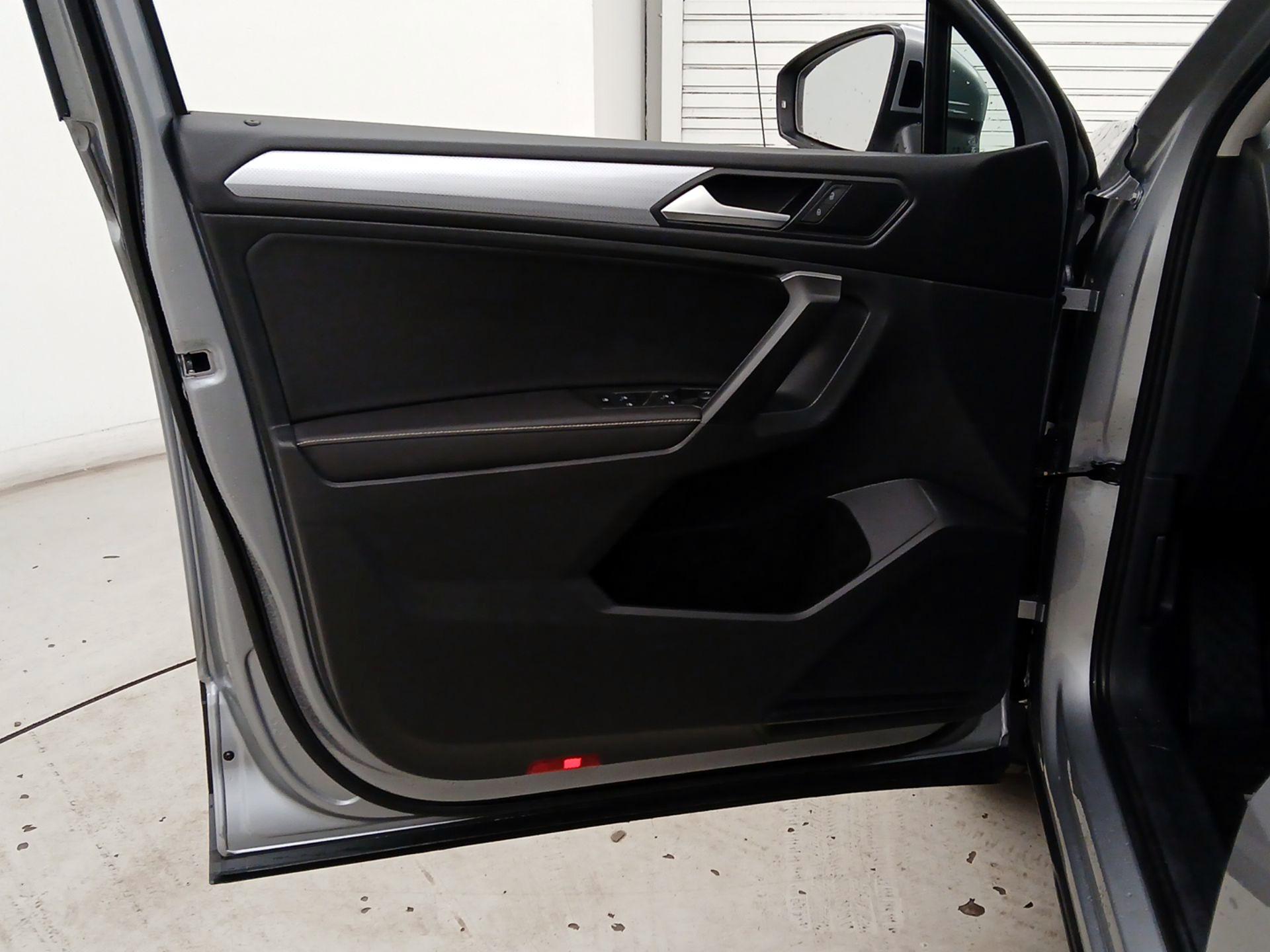 Thumbnail: 2024 Volkswagen Tiguan - 12