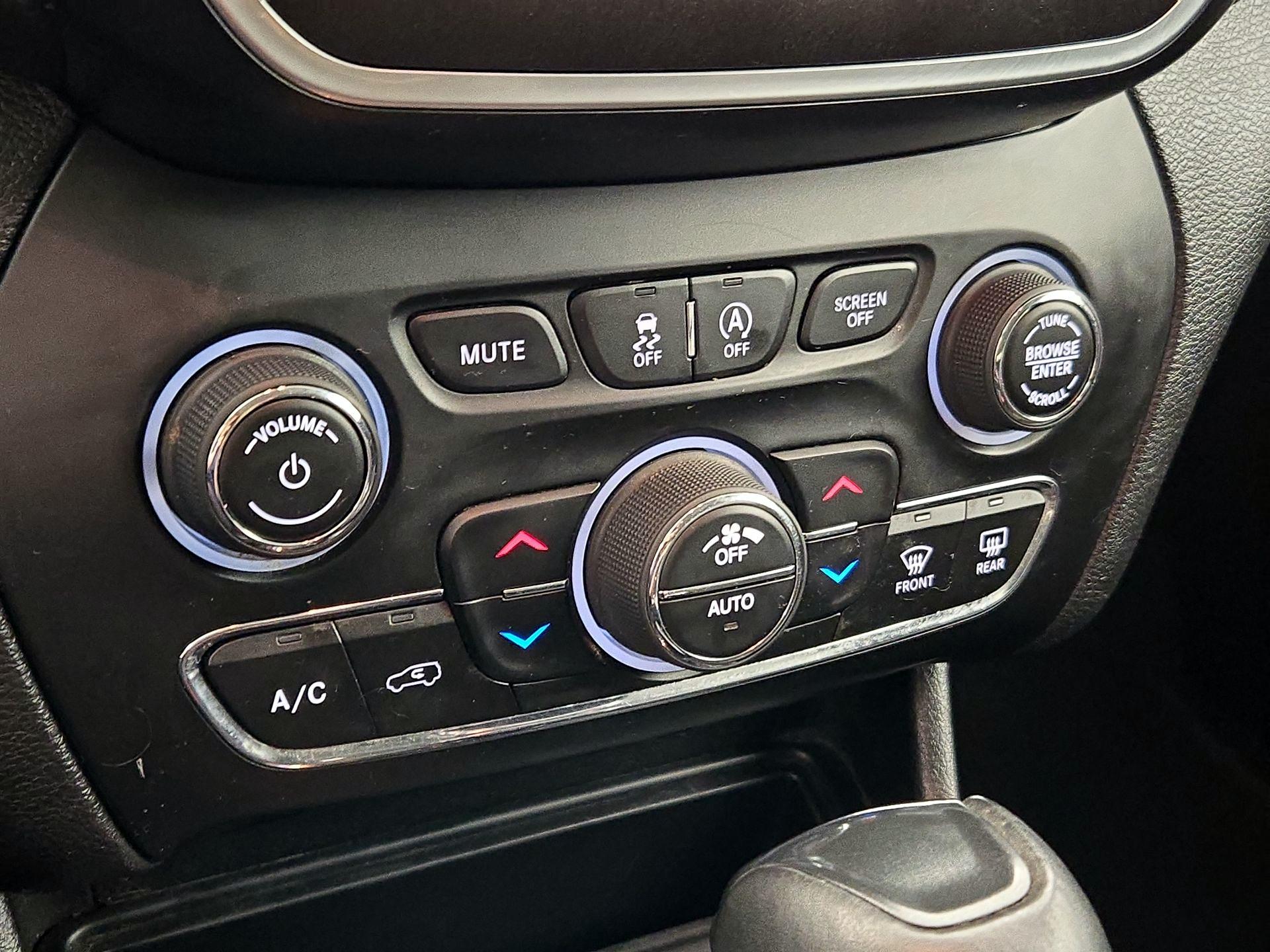 Thumbnail: 2021 Jeep Cherokee - 16