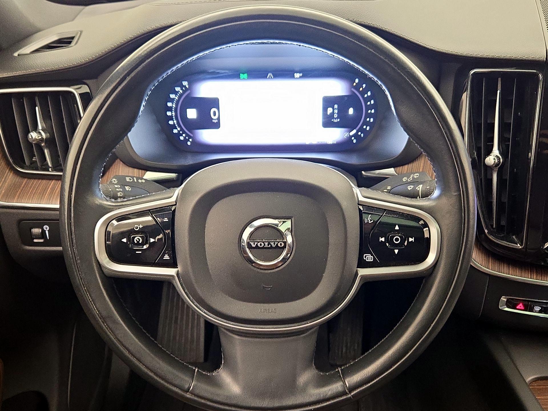Thumbnail: 2022 Volvo XC60 - 10
