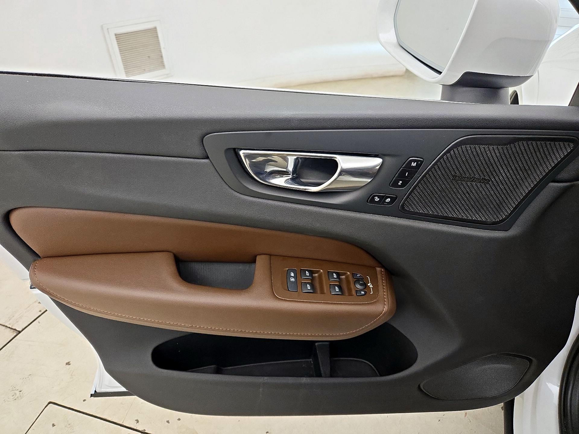 Thumbnail: 2022 Volvo XC60 - 12