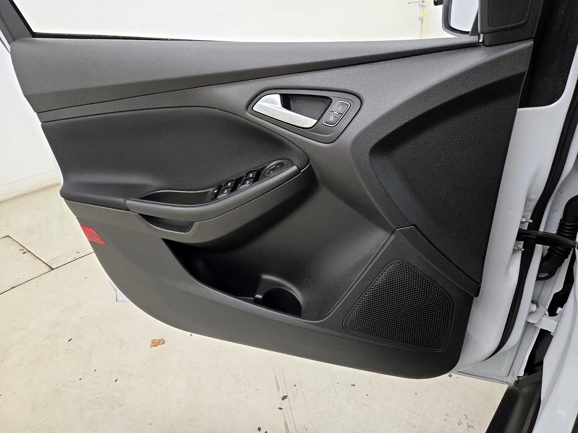 Thumbnail: 2015 Ford Focus - 12