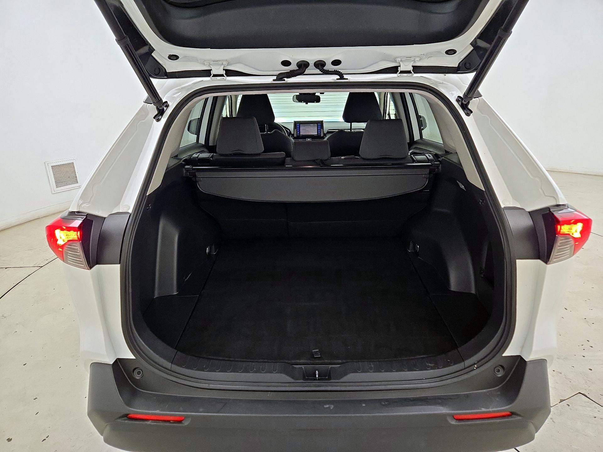 Thumbnail: 2020 Toyota RAV4 - 18