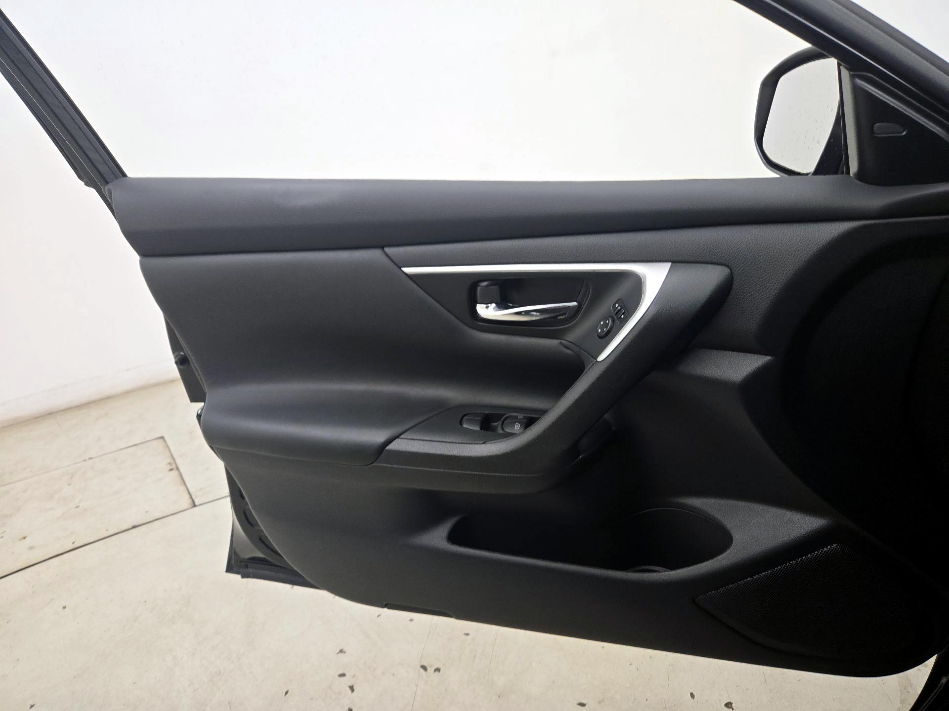 Thumbnail: 2017 Nissan Altima - 12