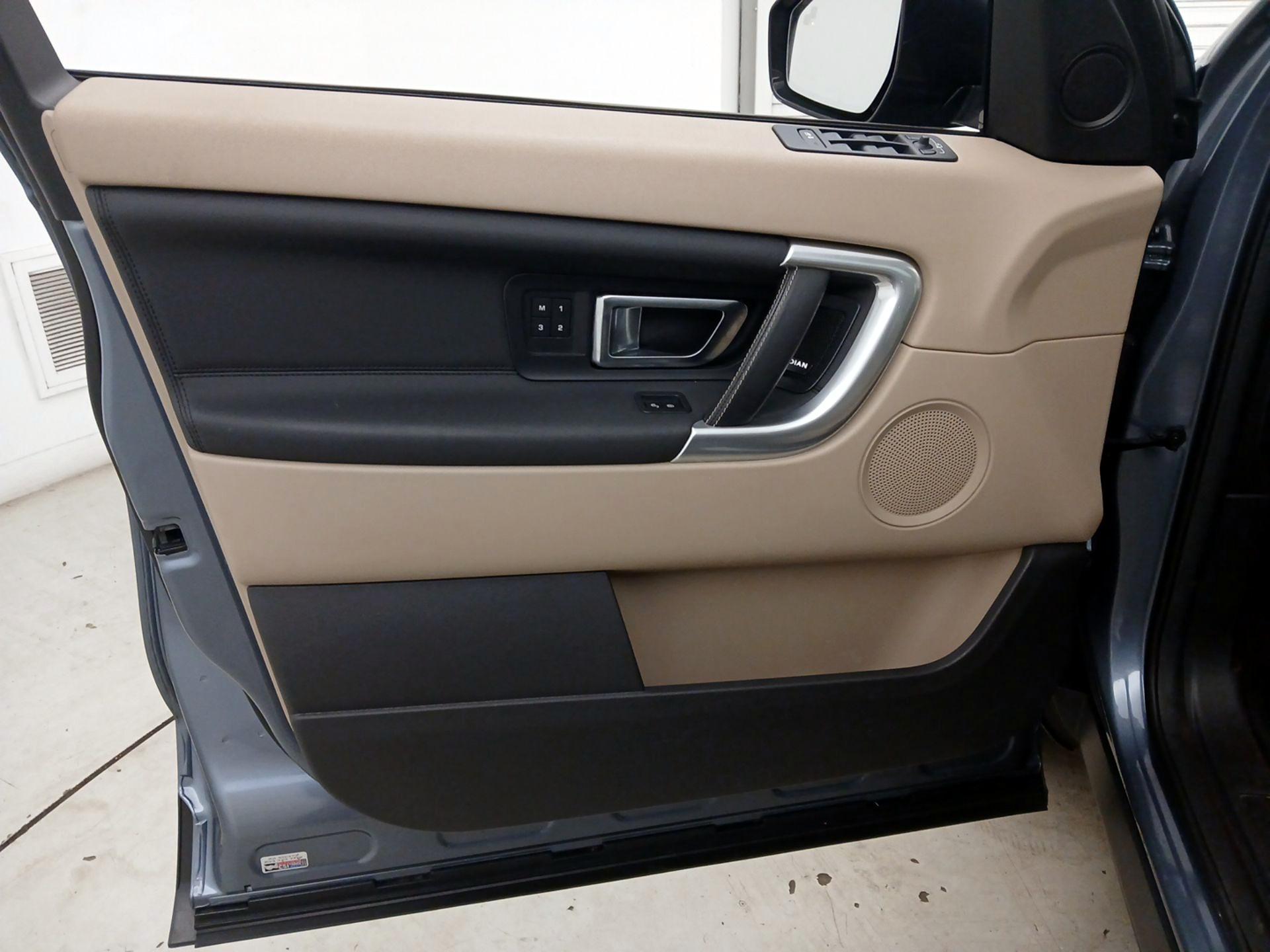 Thumbnail: 2018 Land Rover Discovery Sport - 12
