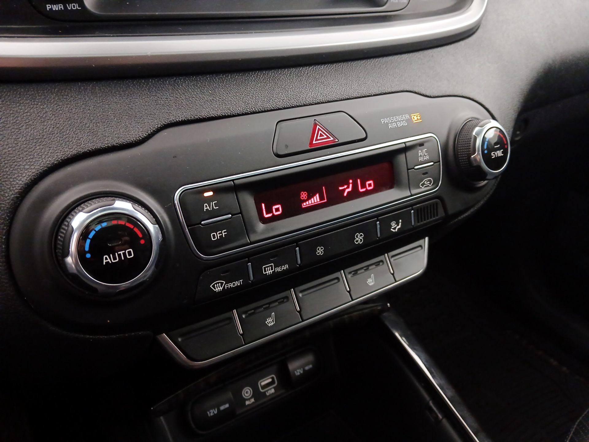 Thumbnail: 2020 Kia Sorento - 16