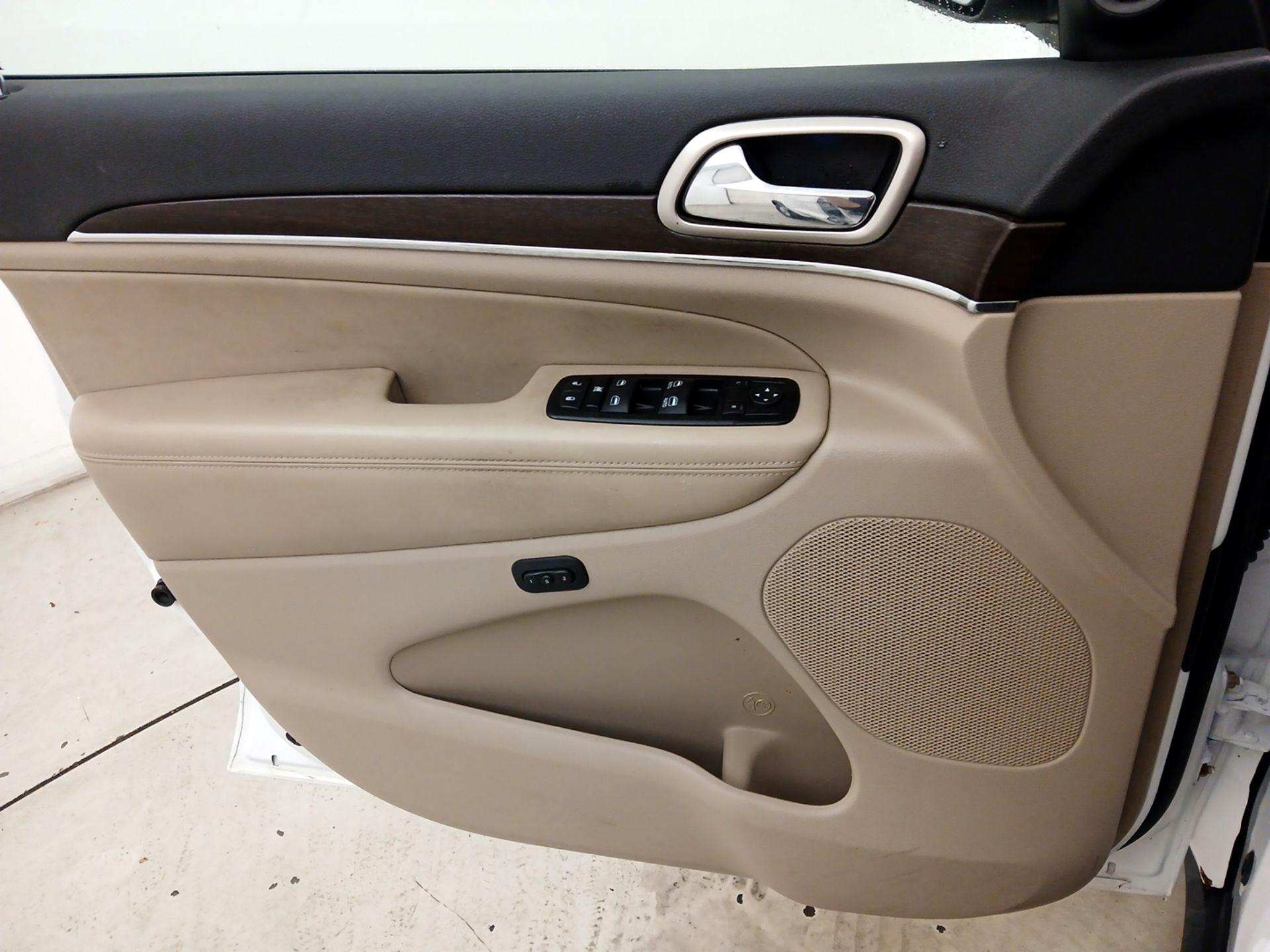 Thumbnail: 2015 Jeep Grand Cherokee - 12