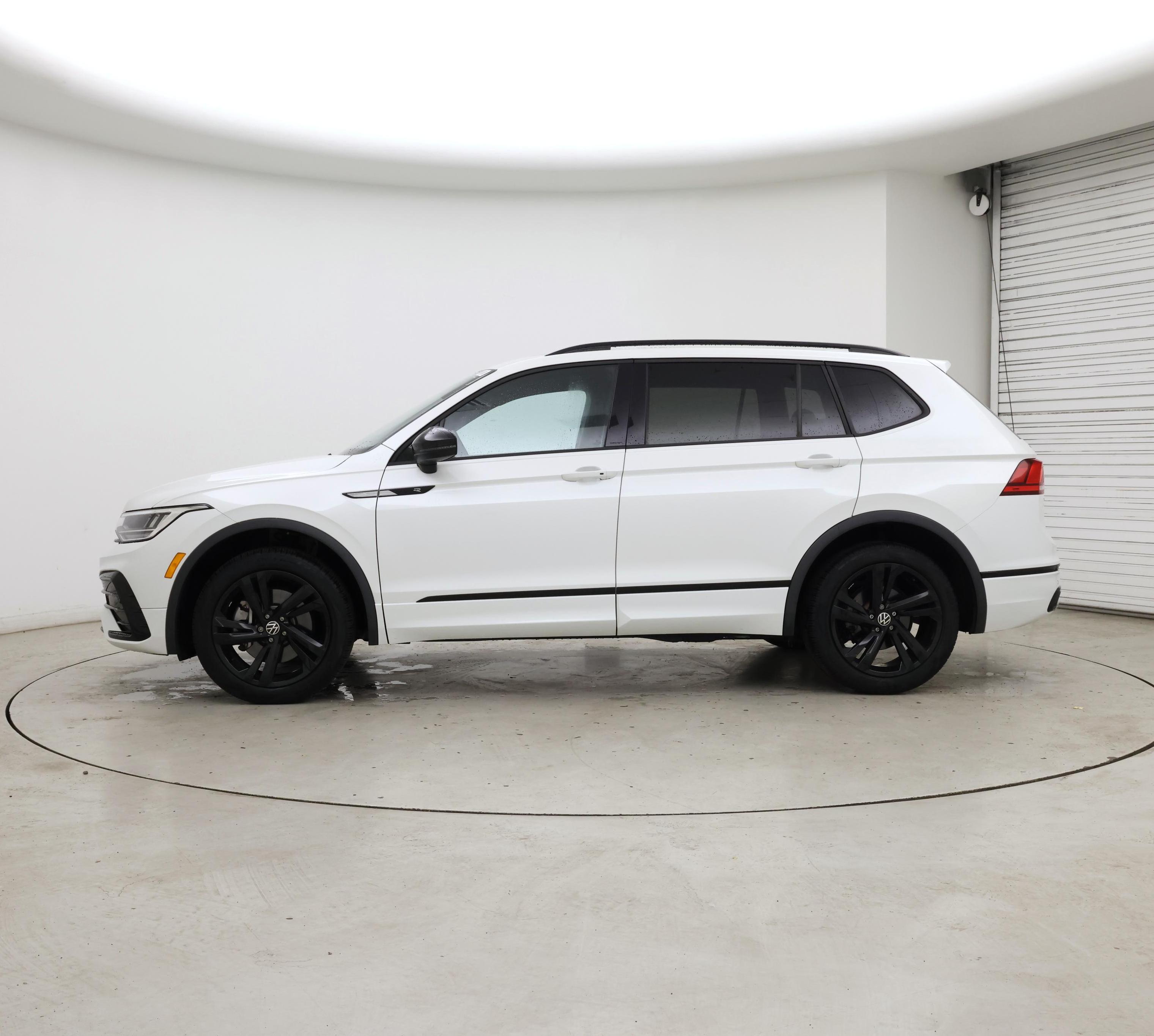 Thumbnail: 2023 Volkswagen Tiguan - 3