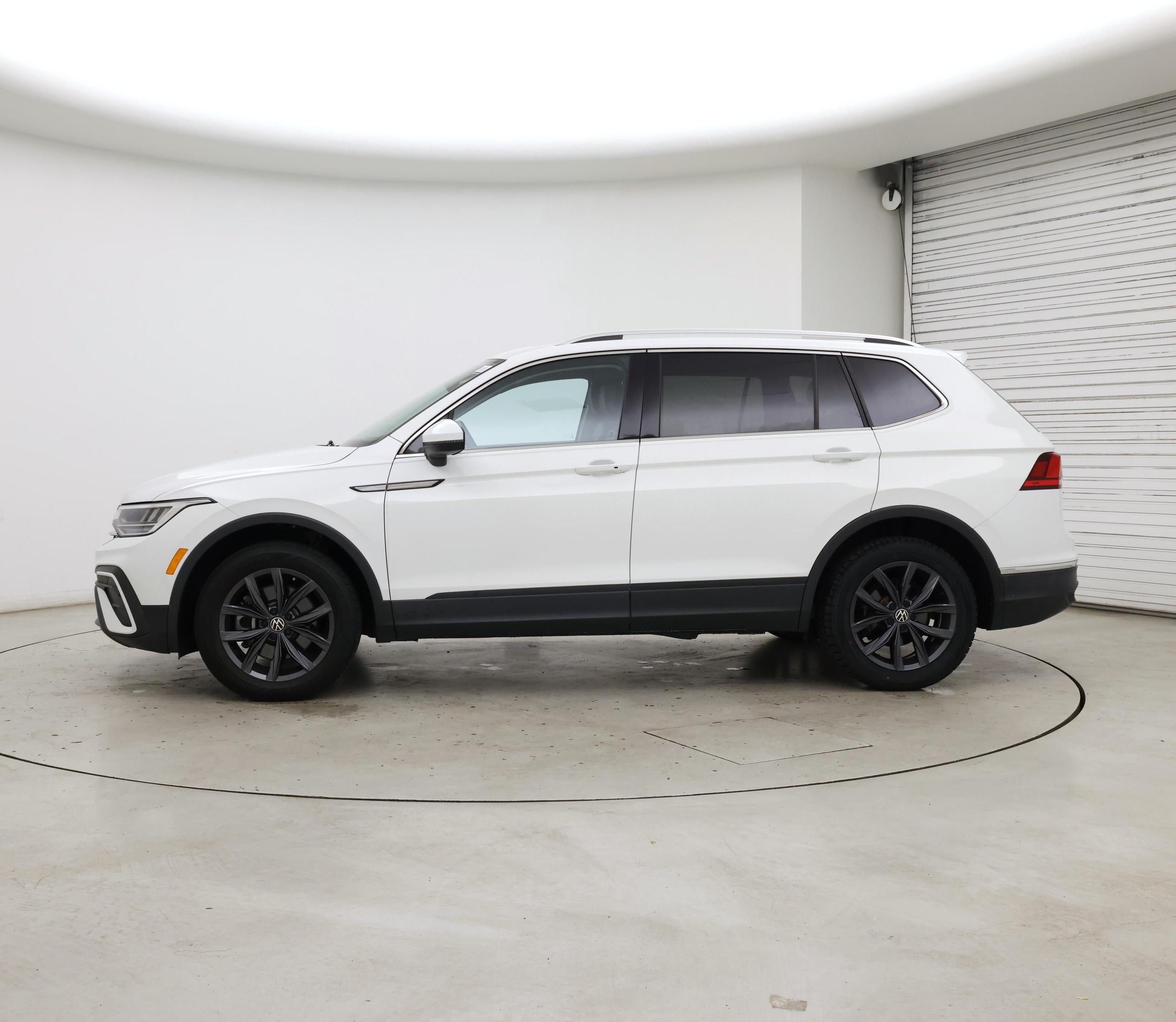 Thumbnail: 2022 Volkswagen Tiguan - 3