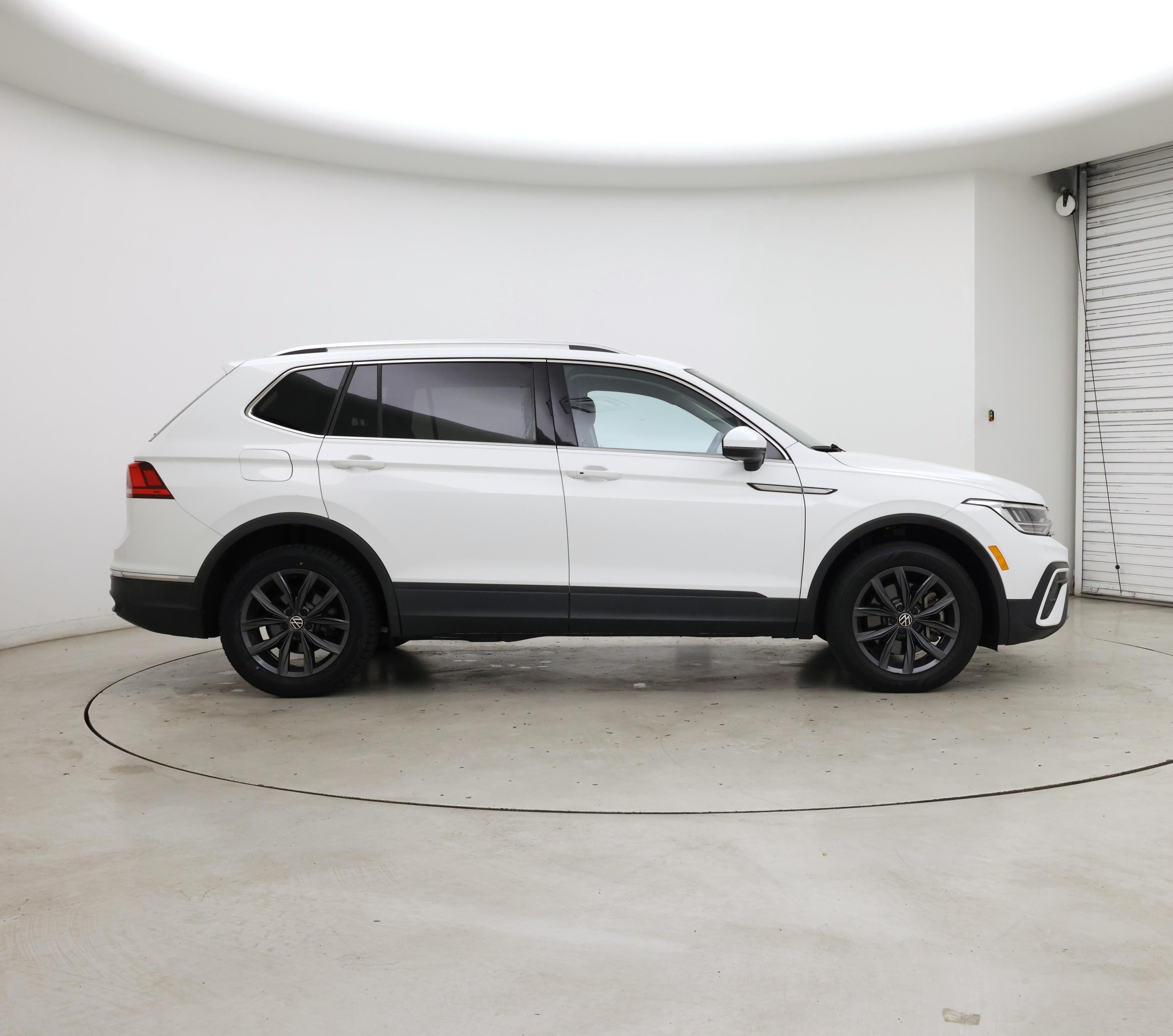 Thumbnail: 2022 Volkswagen Tiguan - 7