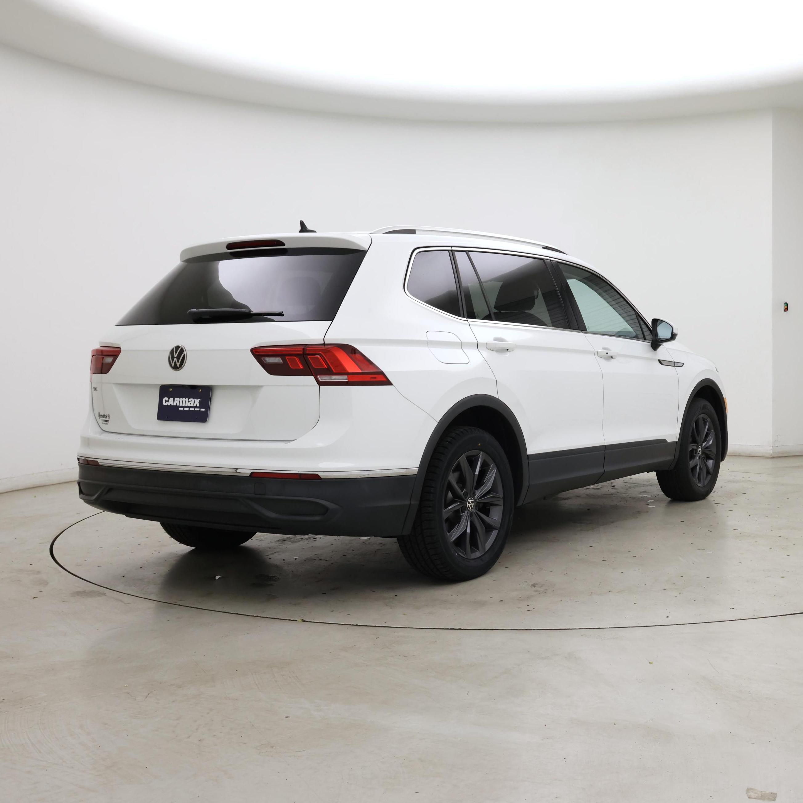 Thumbnail: 2022 Volkswagen Tiguan - 8