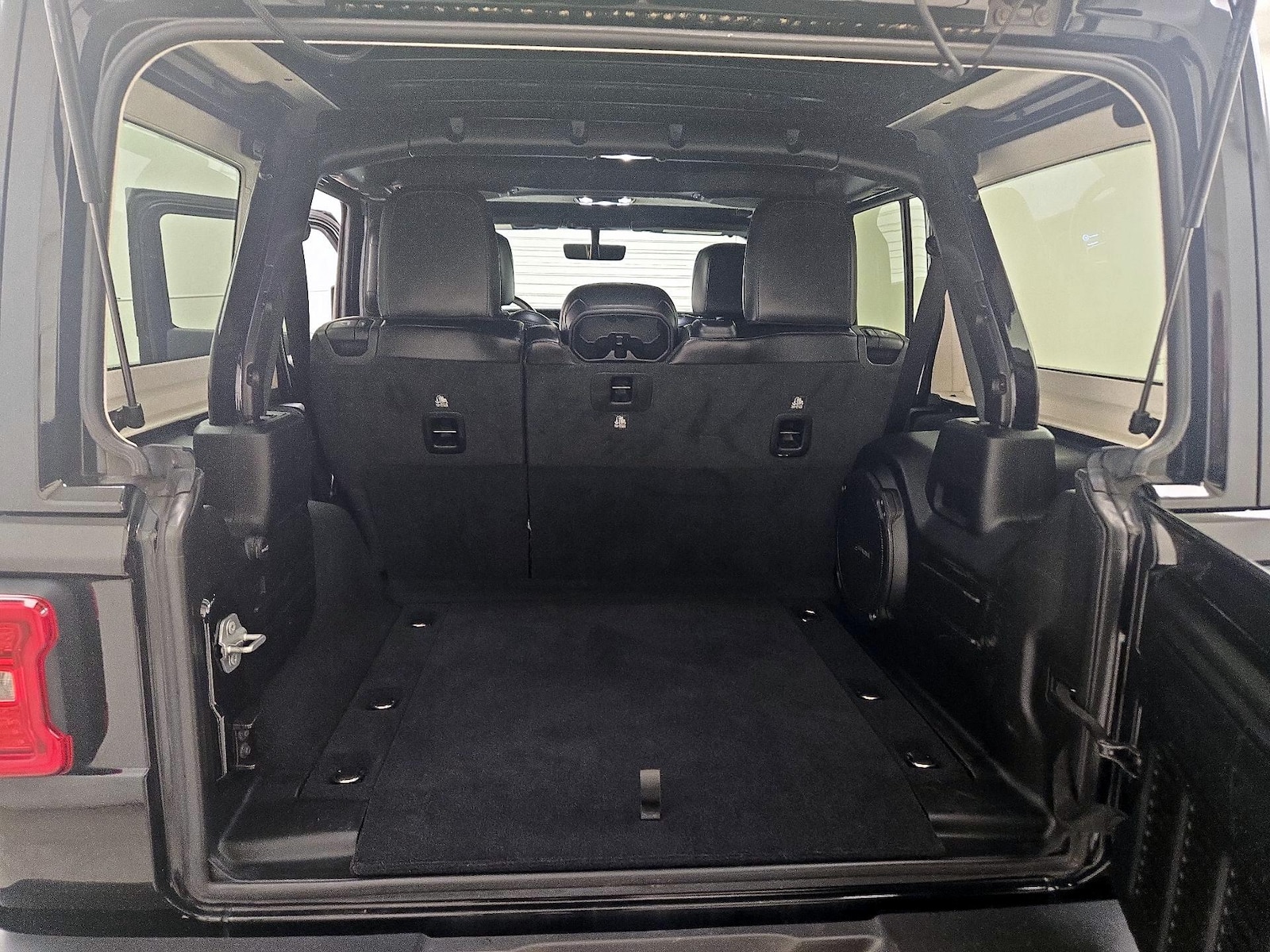 2020 Jeep Wrangler Unlimited Sahara - Photo 21