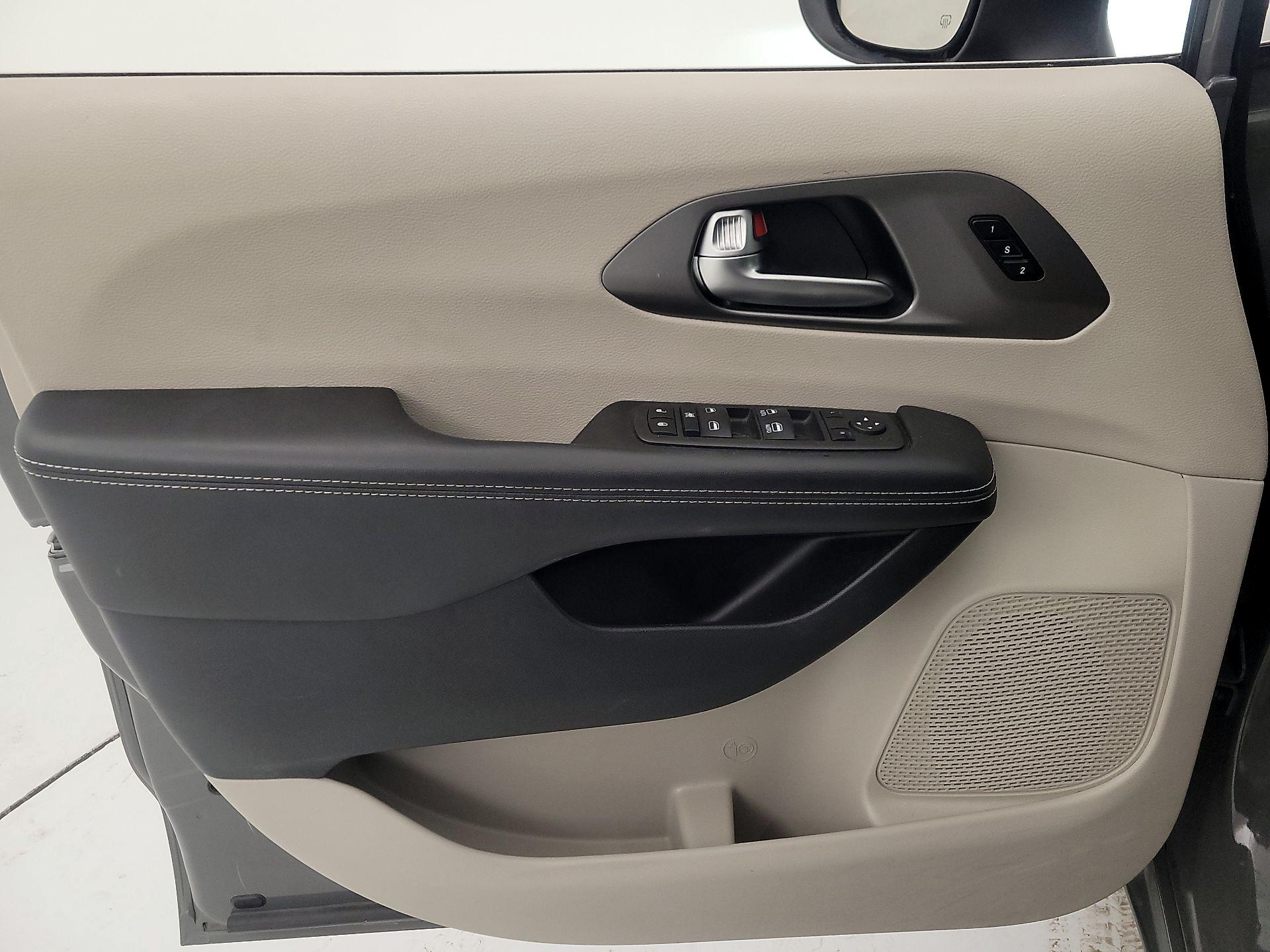 Thumbnail: 2023 Chrysler Pacifica - 12