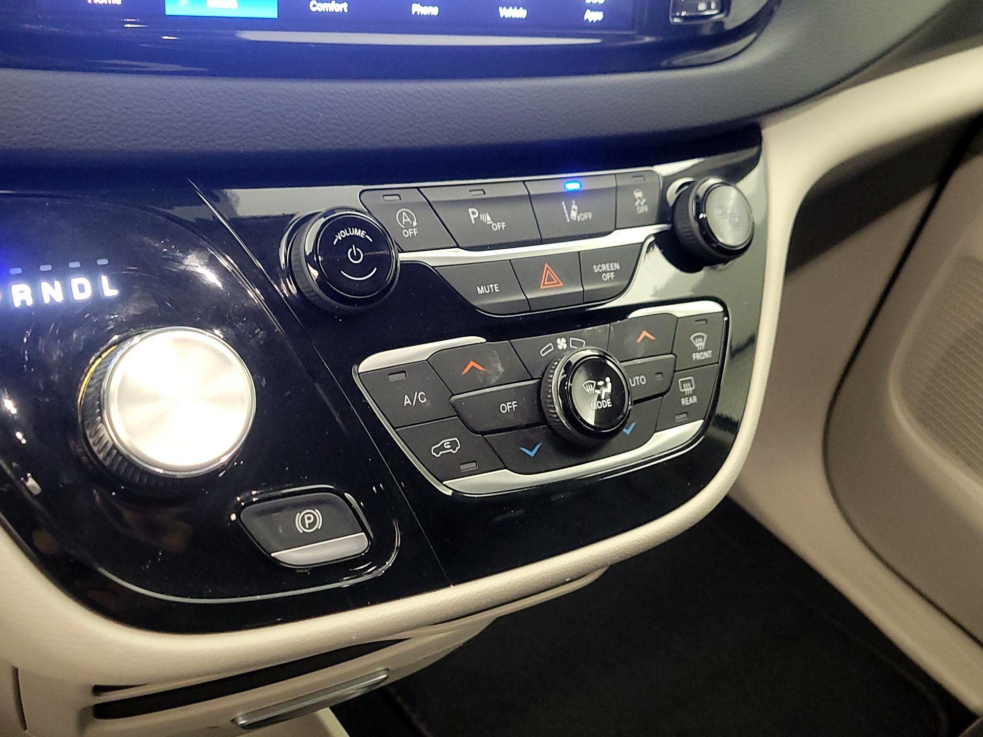 Thumbnail: 2023 Chrysler Pacifica - 16