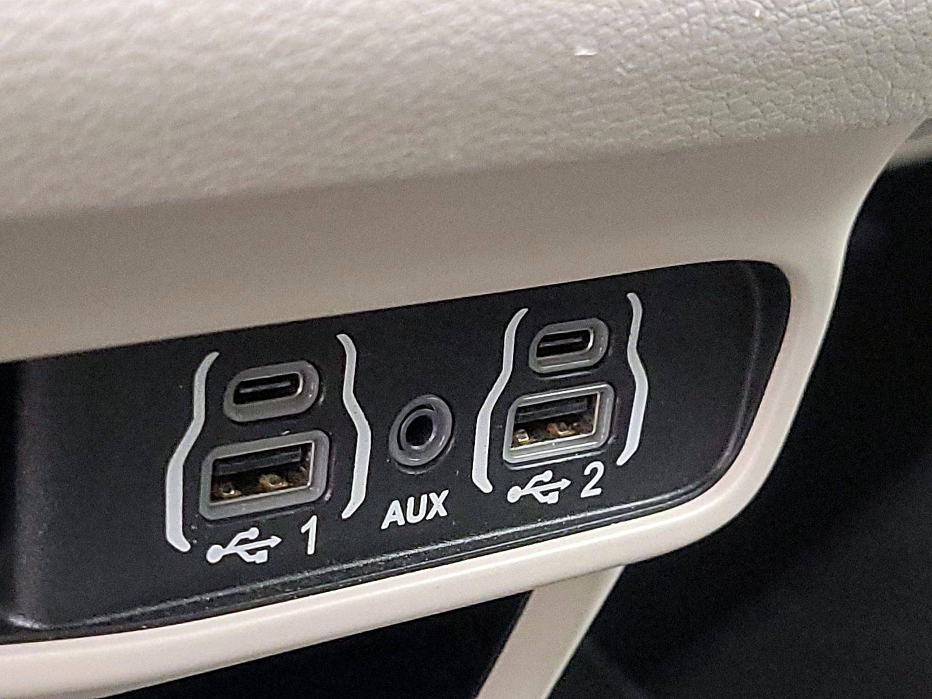 Thumbnail: 2023 Chrysler Pacifica - 18