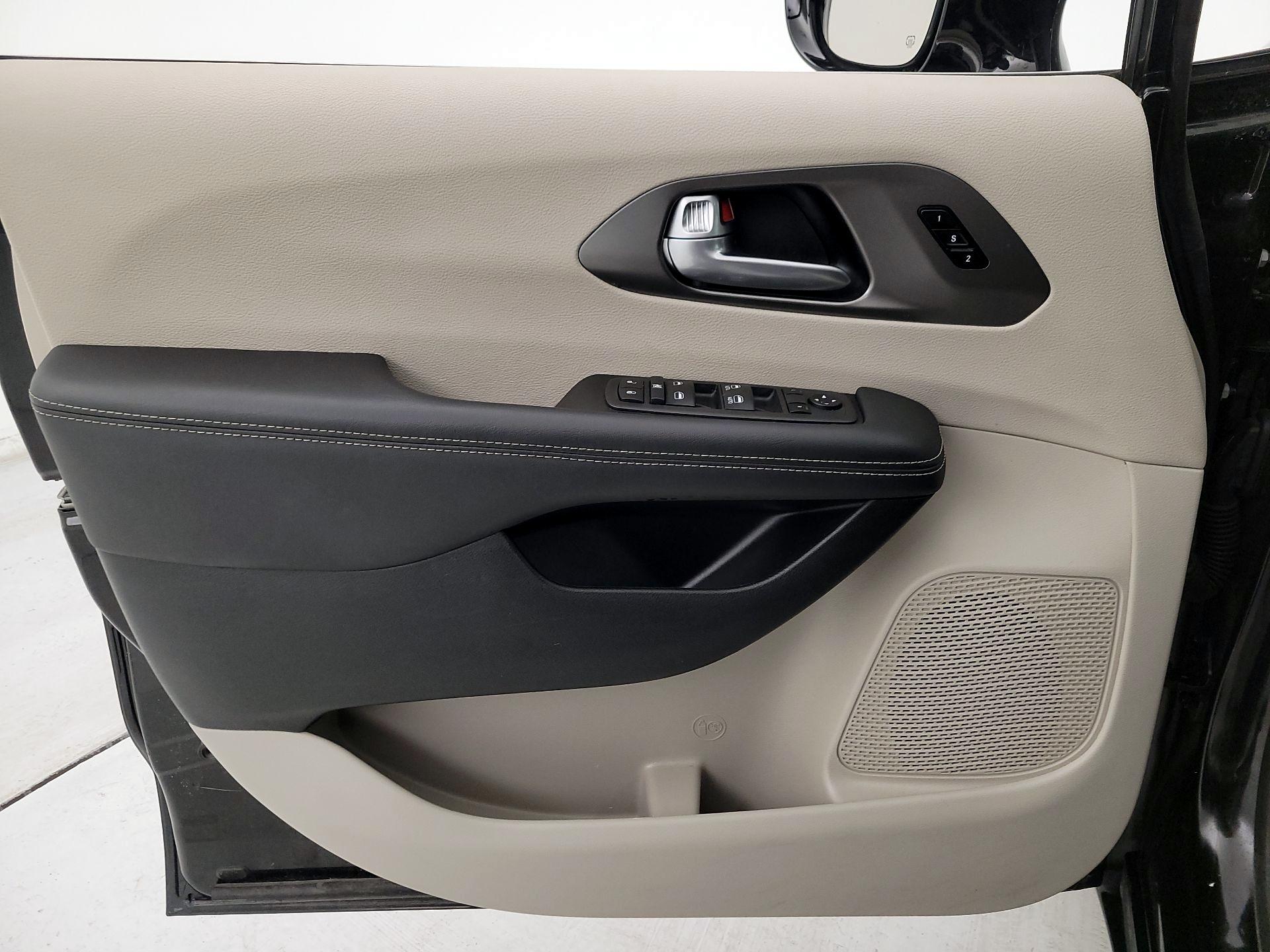 Thumbnail: 2024 Chrysler Pacifica - 12