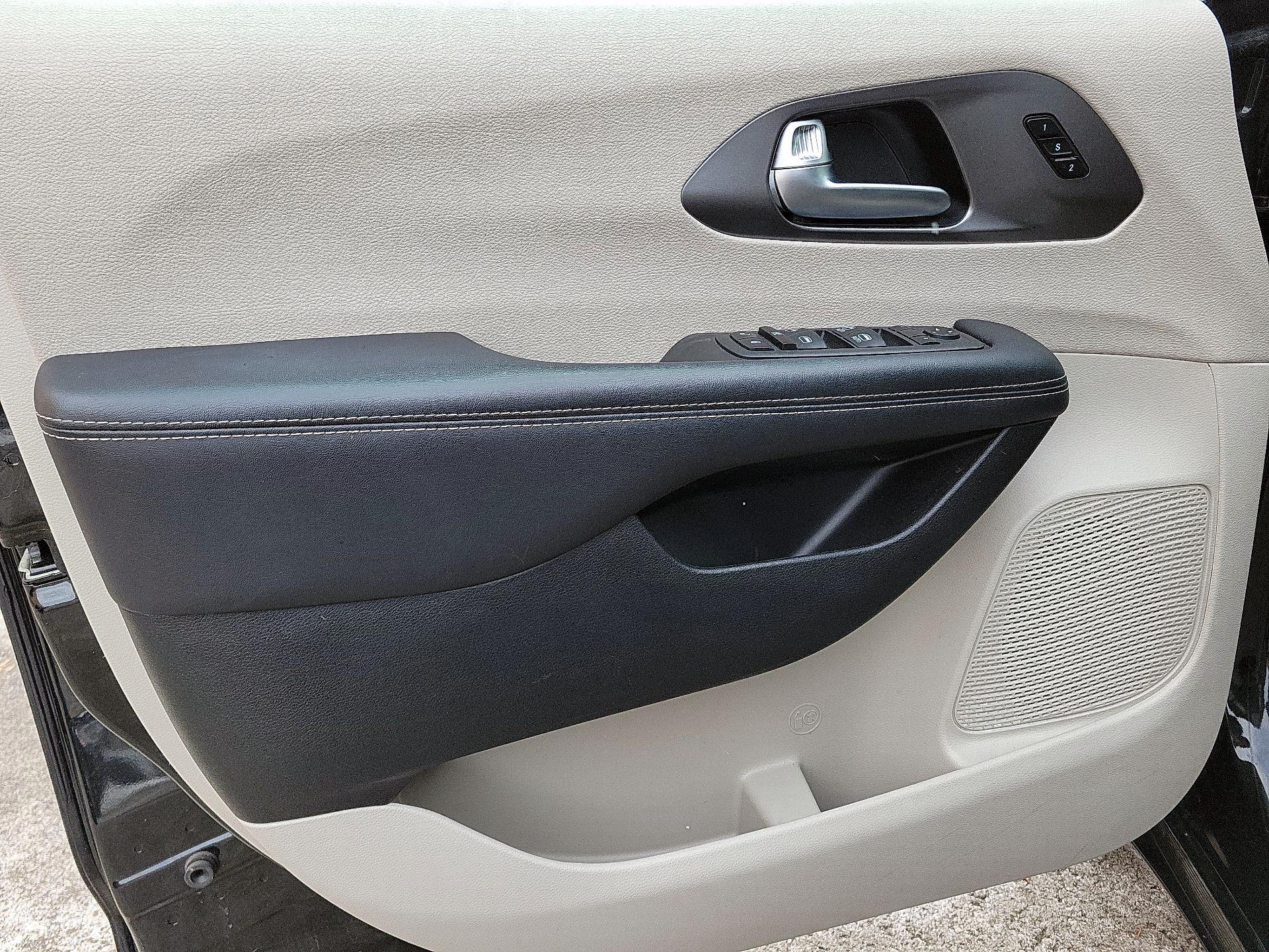 Thumbnail: 2023 Chrysler Pacifica - 10