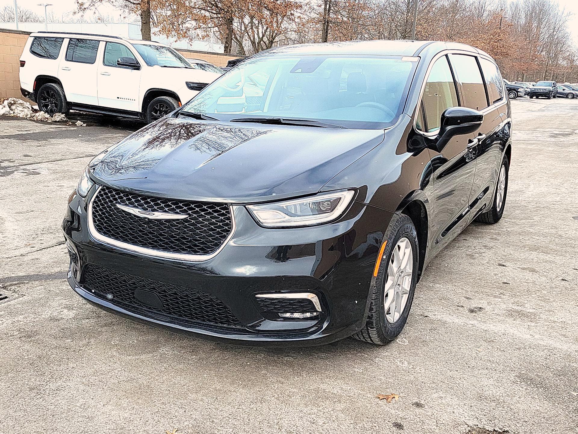 Thumbnail: 2023 Chrysler Pacifica - 3