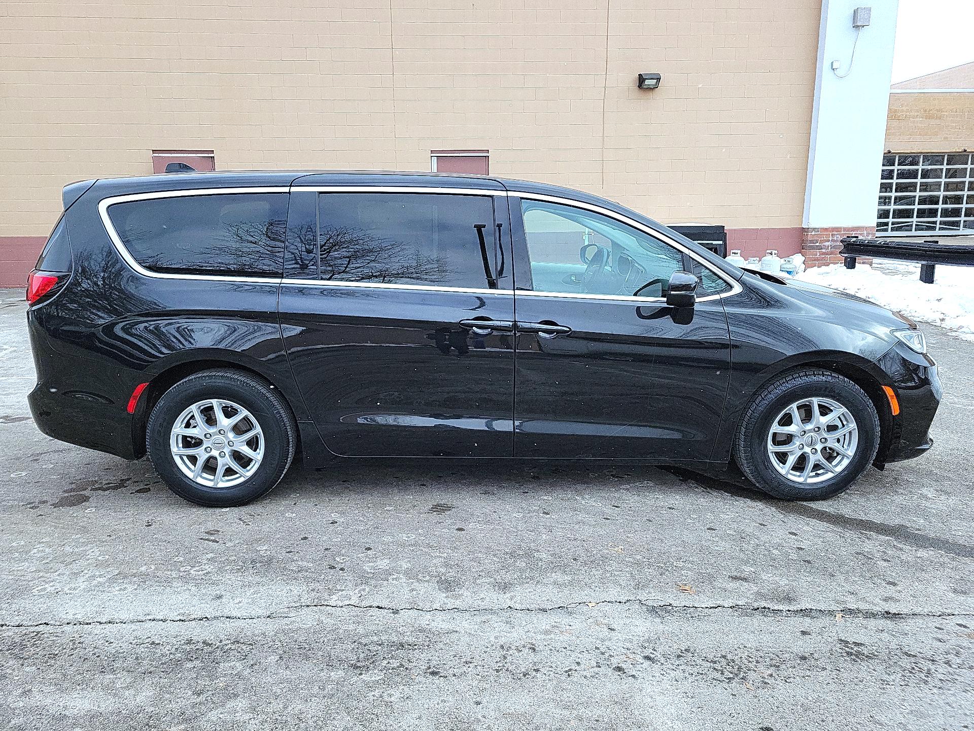 Thumbnail: 2023 Chrysler Pacifica - 4