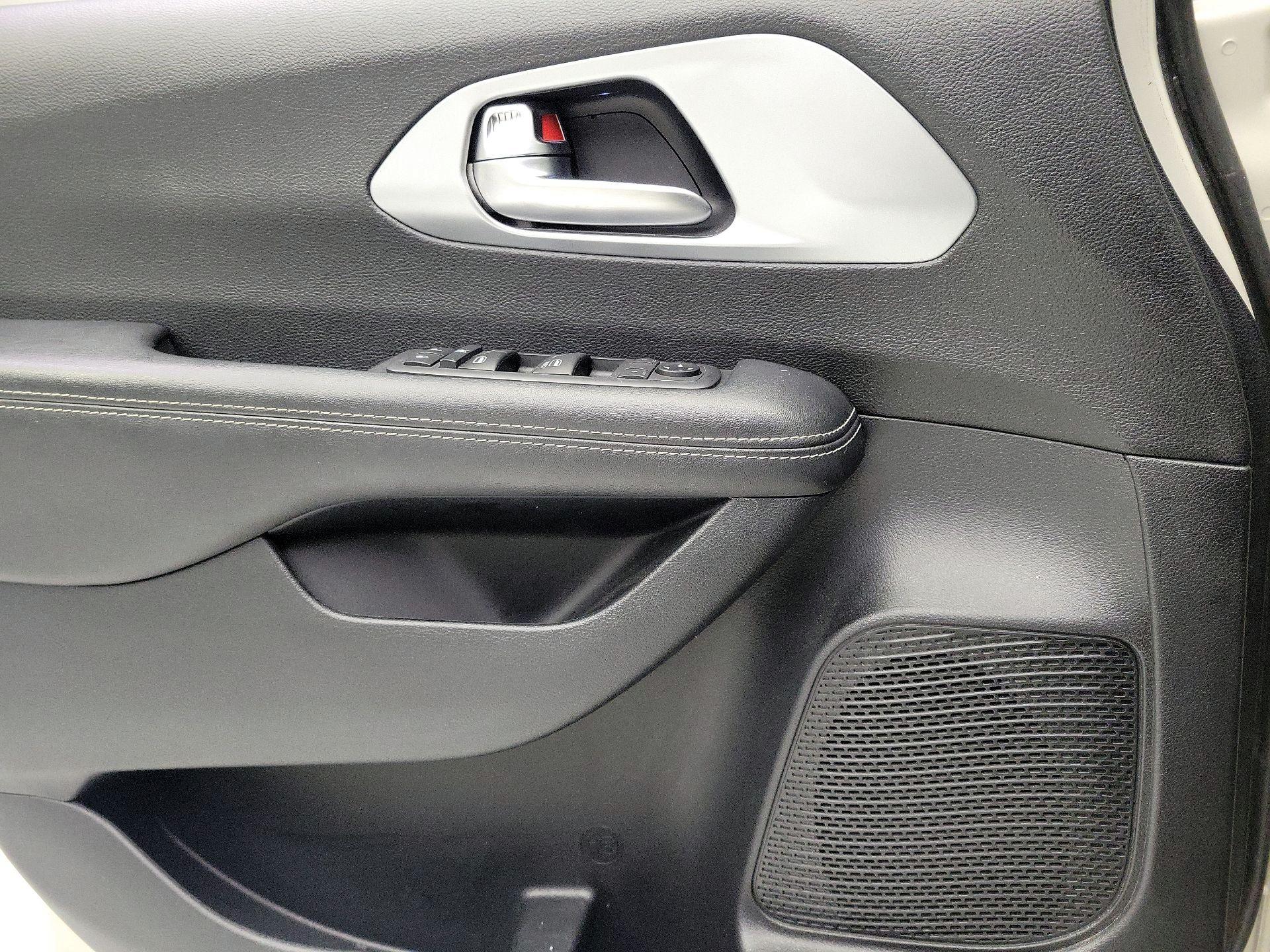 Thumbnail: 2020 Chrysler Pacifica - 12