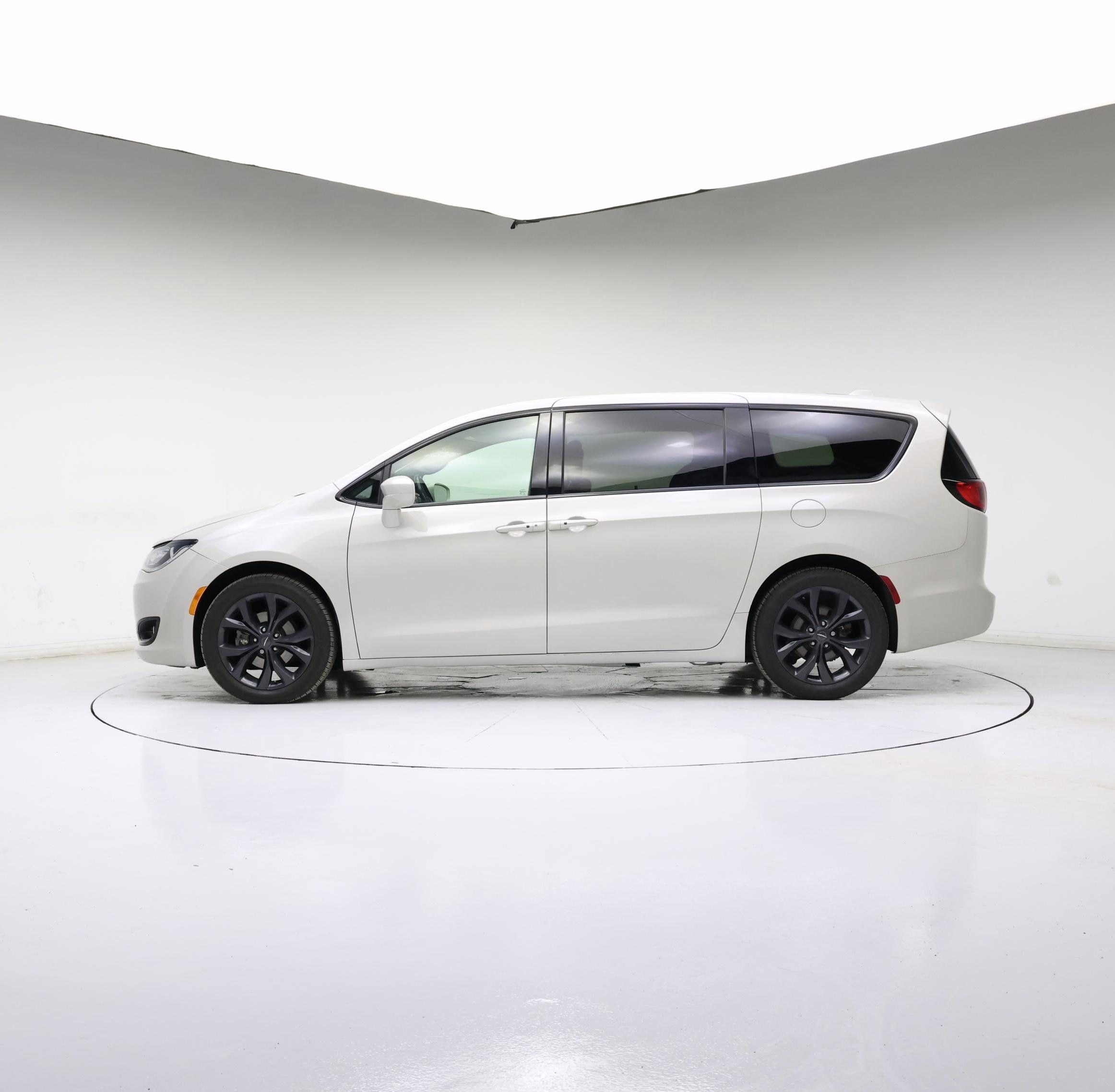 Thumbnail: 2020 Chrysler Pacifica - 3