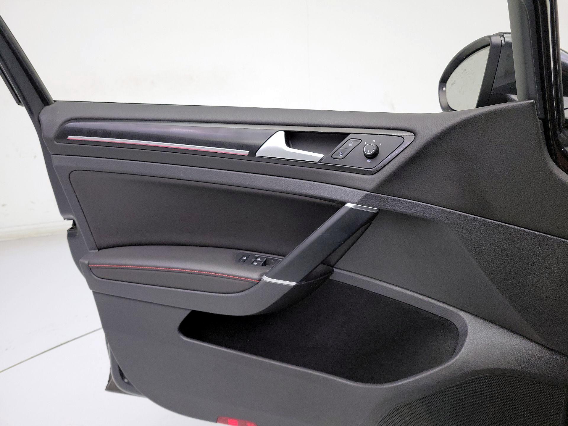 Thumbnail: 2017 Volkswagen Golf - 12