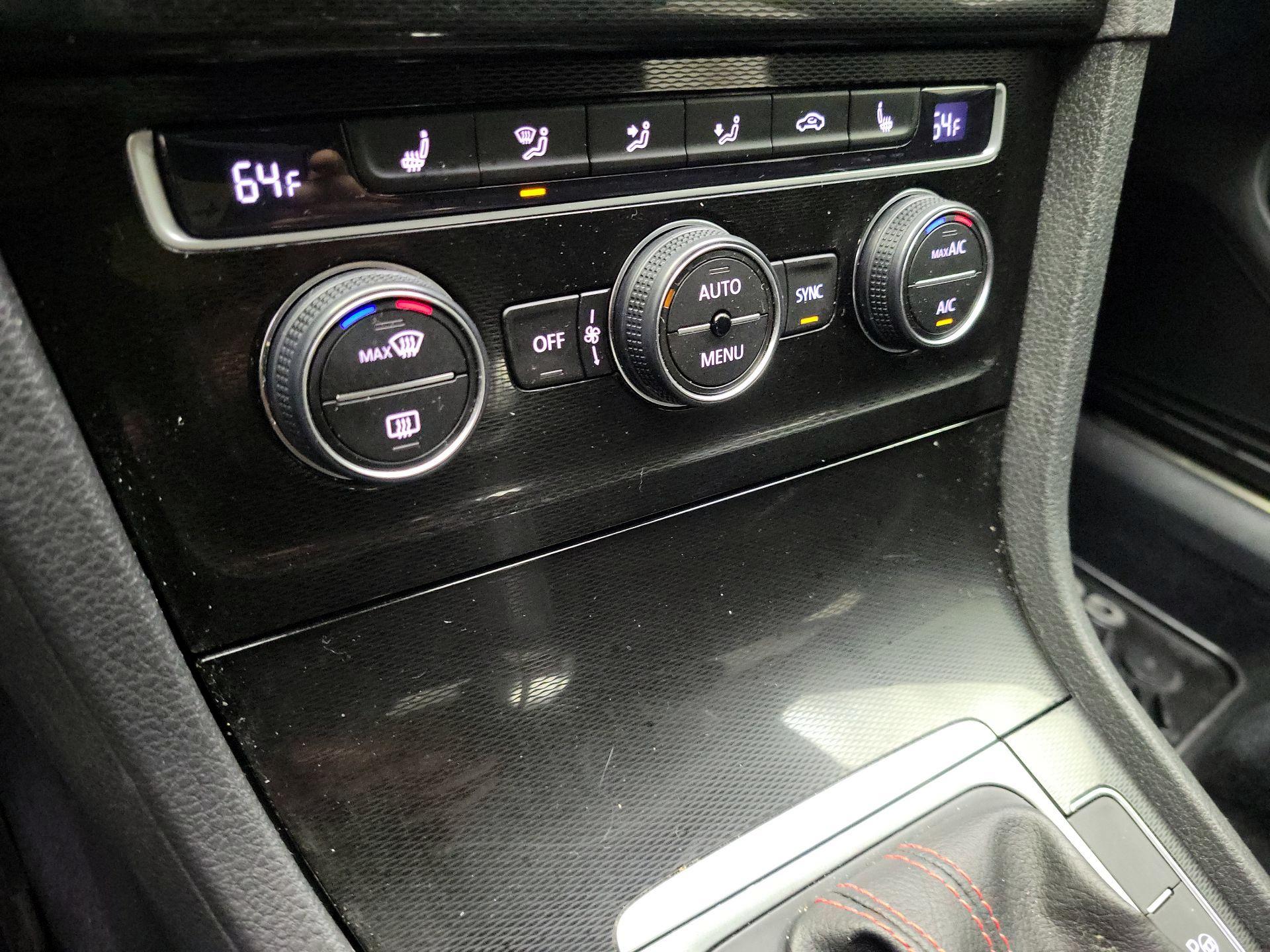 Thumbnail: 2017 Volkswagen Golf - 17