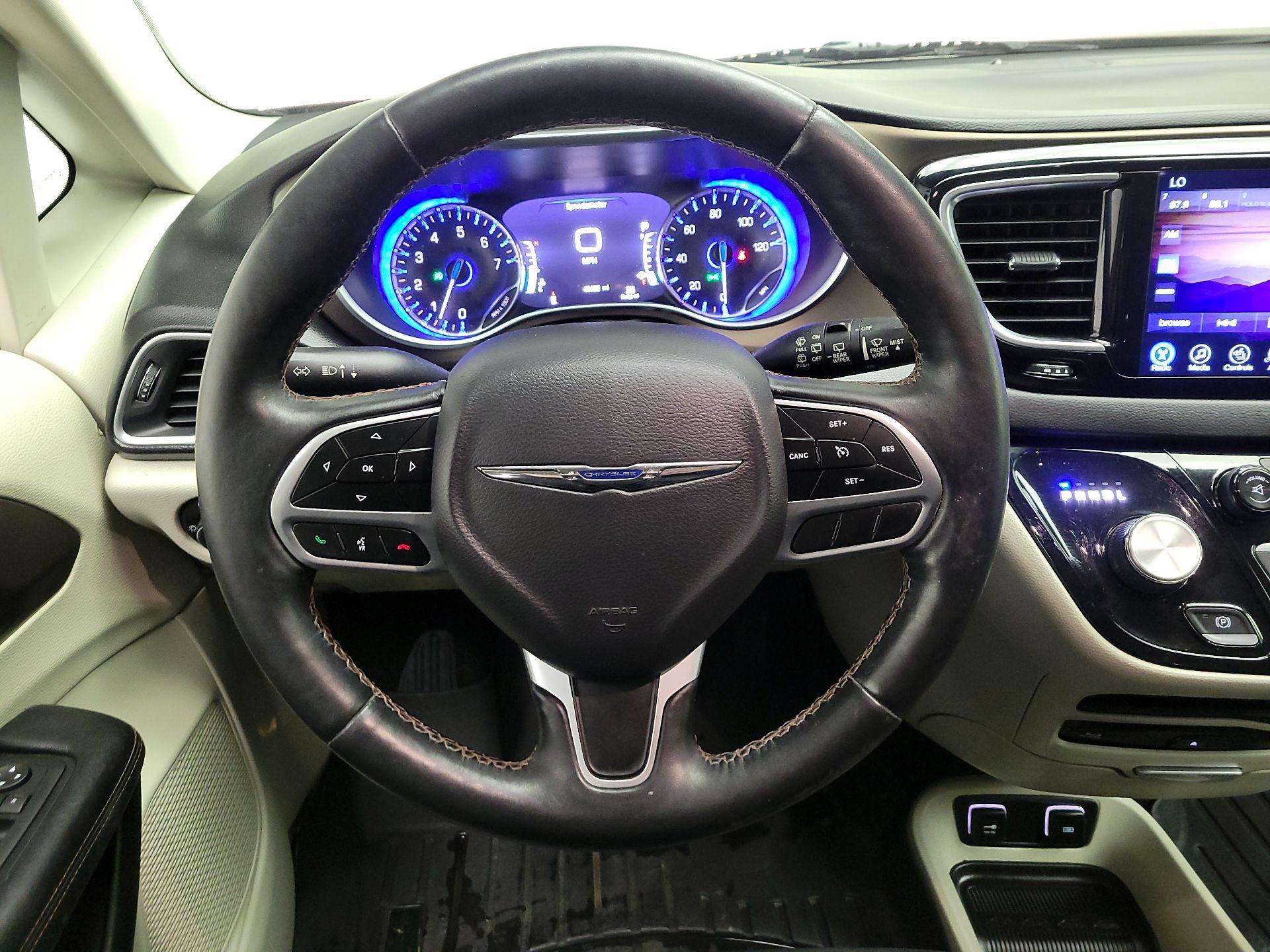 Thumbnail: 2017 Chrysler Pacifica - 10